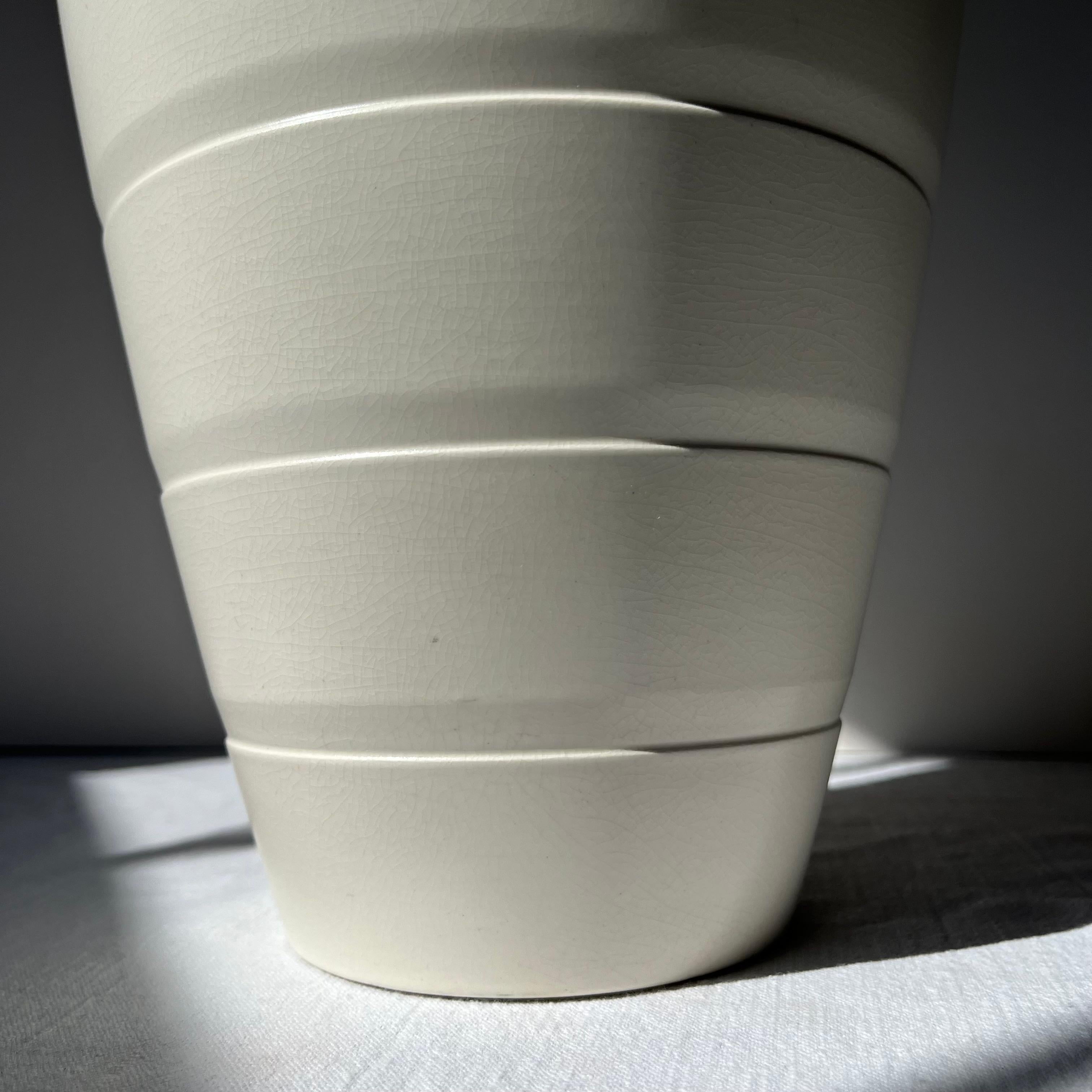 Britannique Vase Keith Murray en pierre de lune, Design 3842 pour Wedgwood en vente