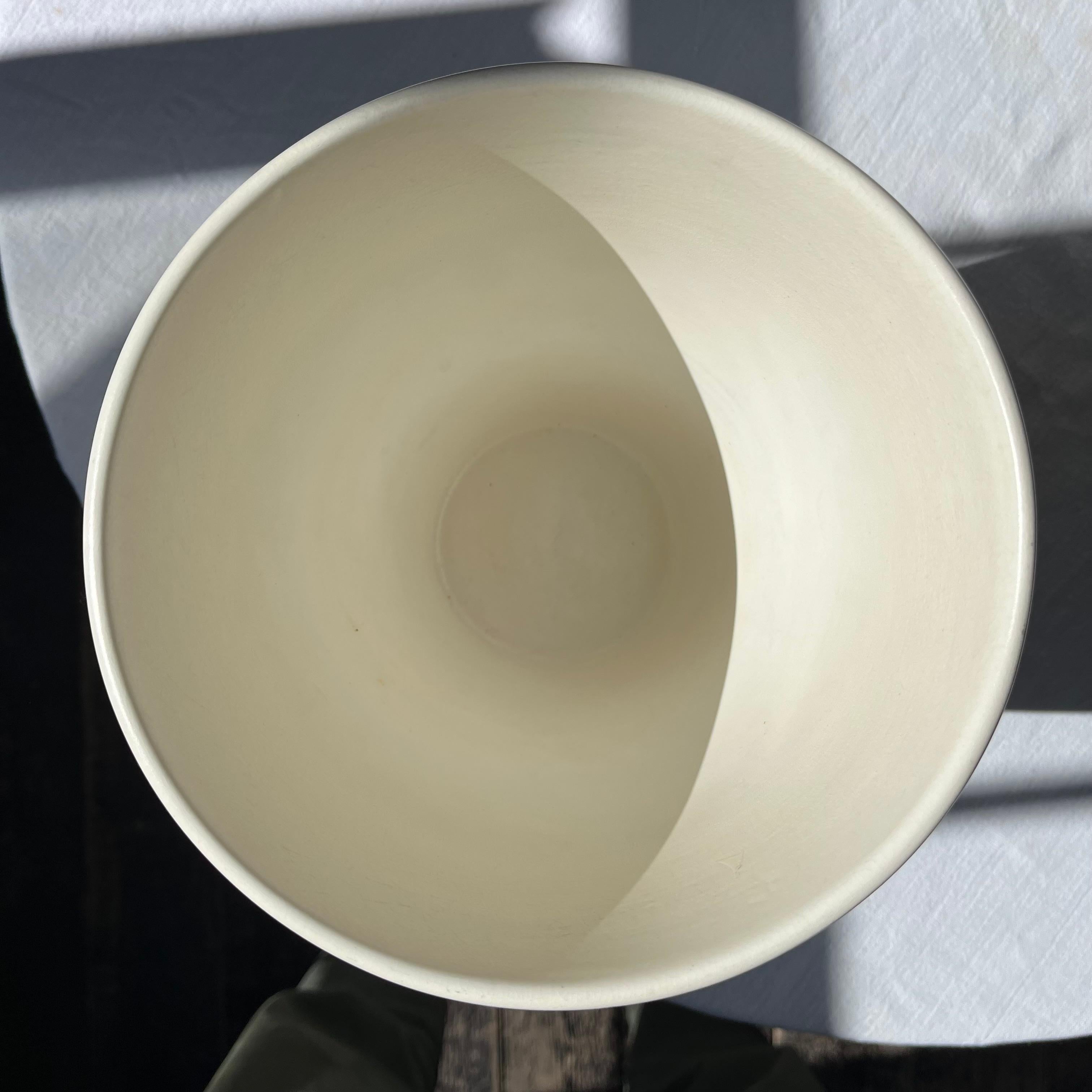 Vernissé Vase Keith Murray en pierre de lune, Design 3842 pour Wedgwood en vente