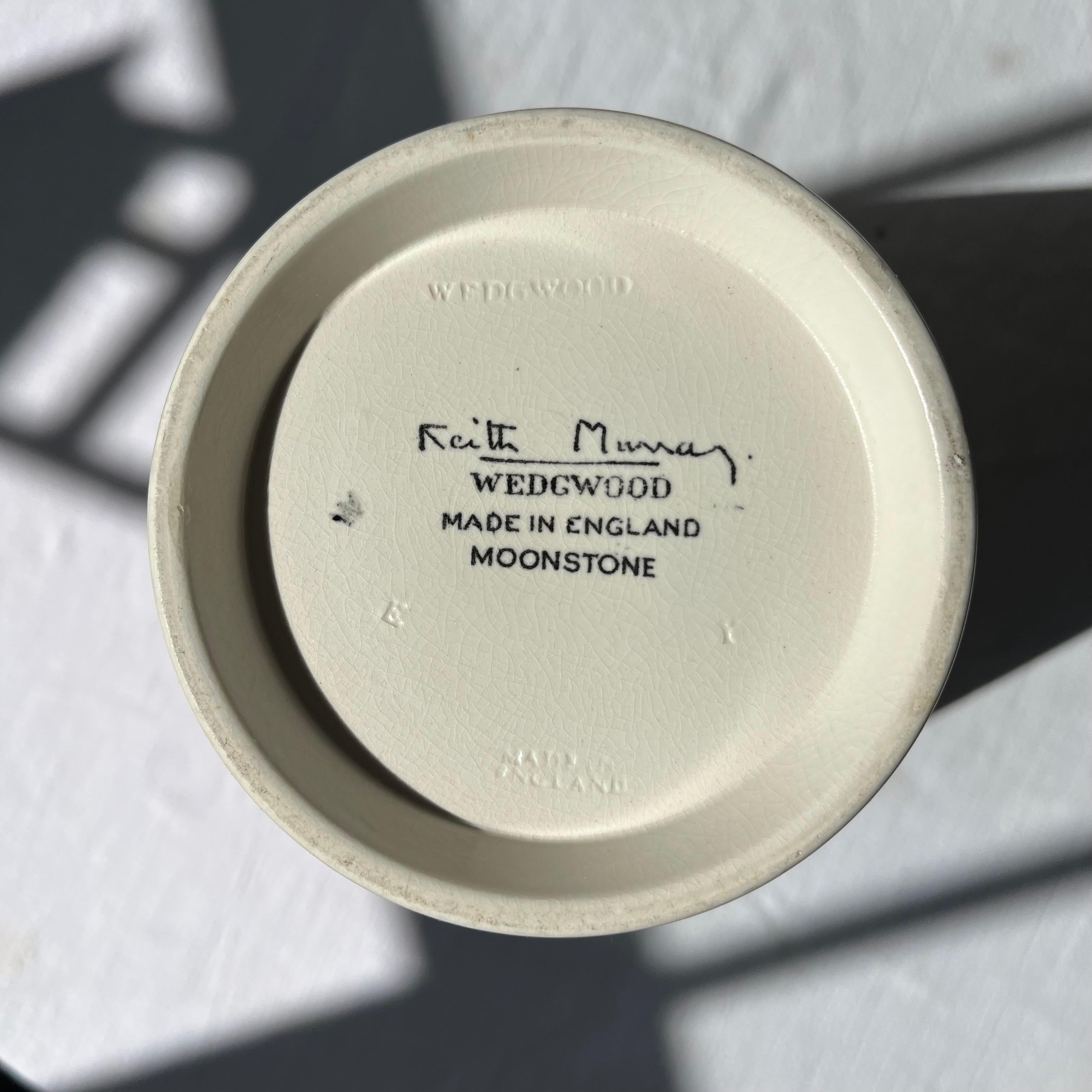 Vase Keith Murray en pierre de lune, Design 3842 pour Wedgwood Bon état - En vente à CA, CA
