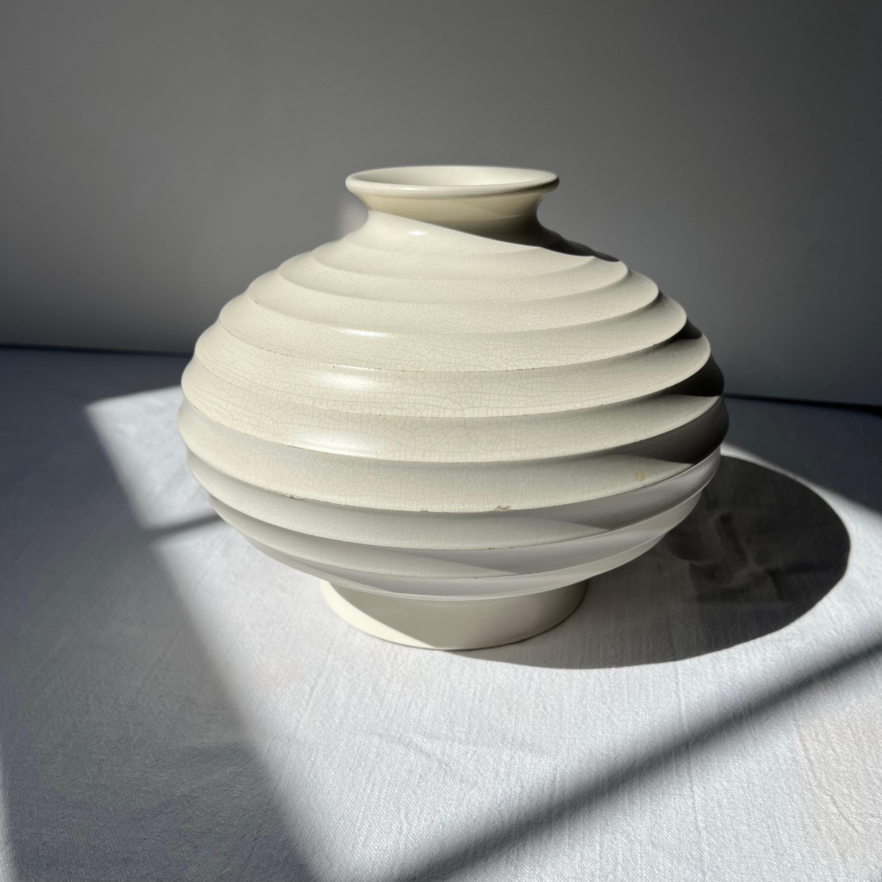 Keith Murray Moonstone Glaze Vase von Wedgwood, Modellnummer 3988.

Eine seltene und große Vase in ovaler Form mit kreisförmigem, konkavem Rillenmuster, das von Hand auf einer Drehbank aufgetragen wurde und mit klassischer Mondsteinglasur versehen