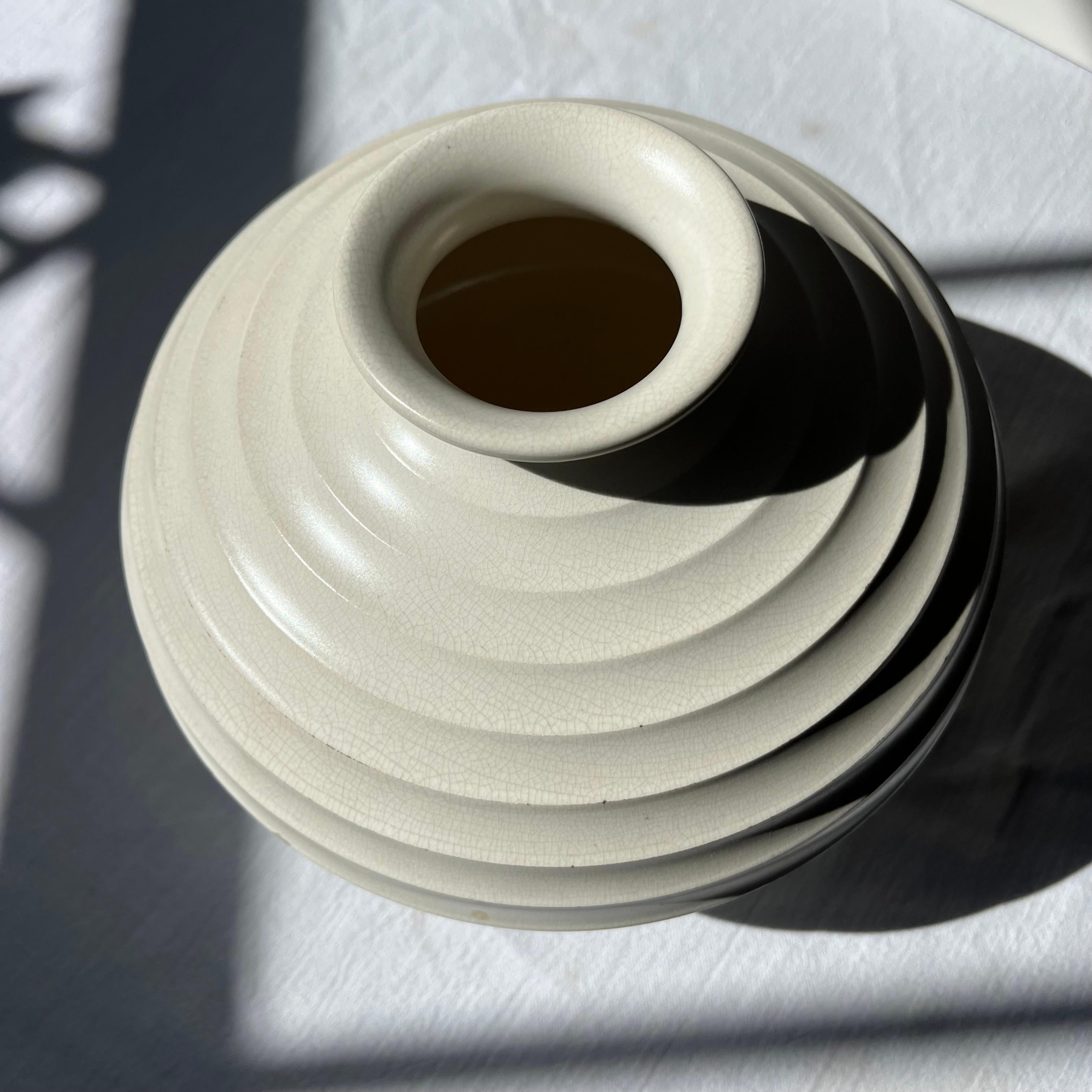 Keith Murray Vase aus Mondstein, Design 3988 für Wedgwood (Art déco) im Angebot