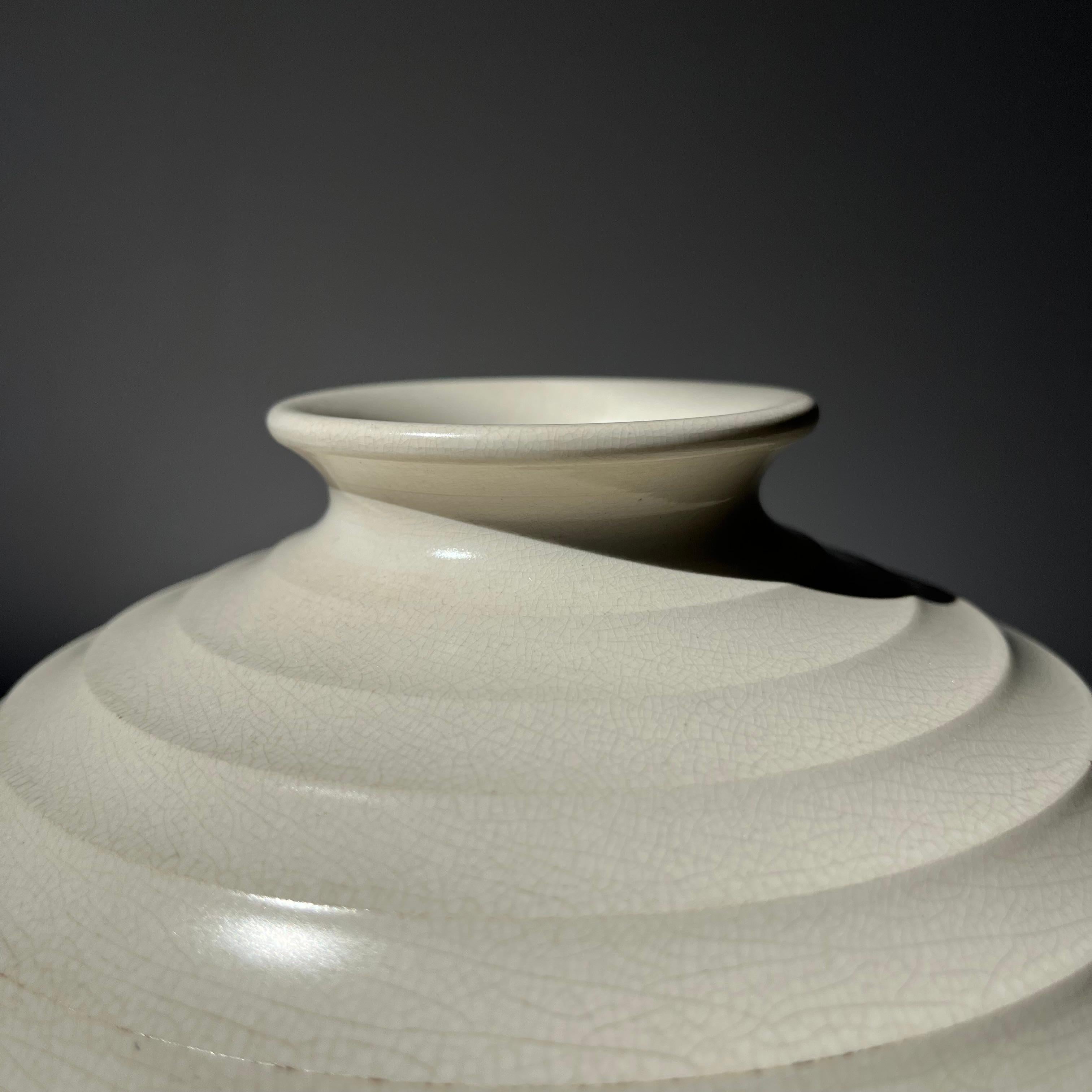 Keith Murray Vase aus Mondstein, Design 3988 für Wedgwood (Britisch) im Angebot