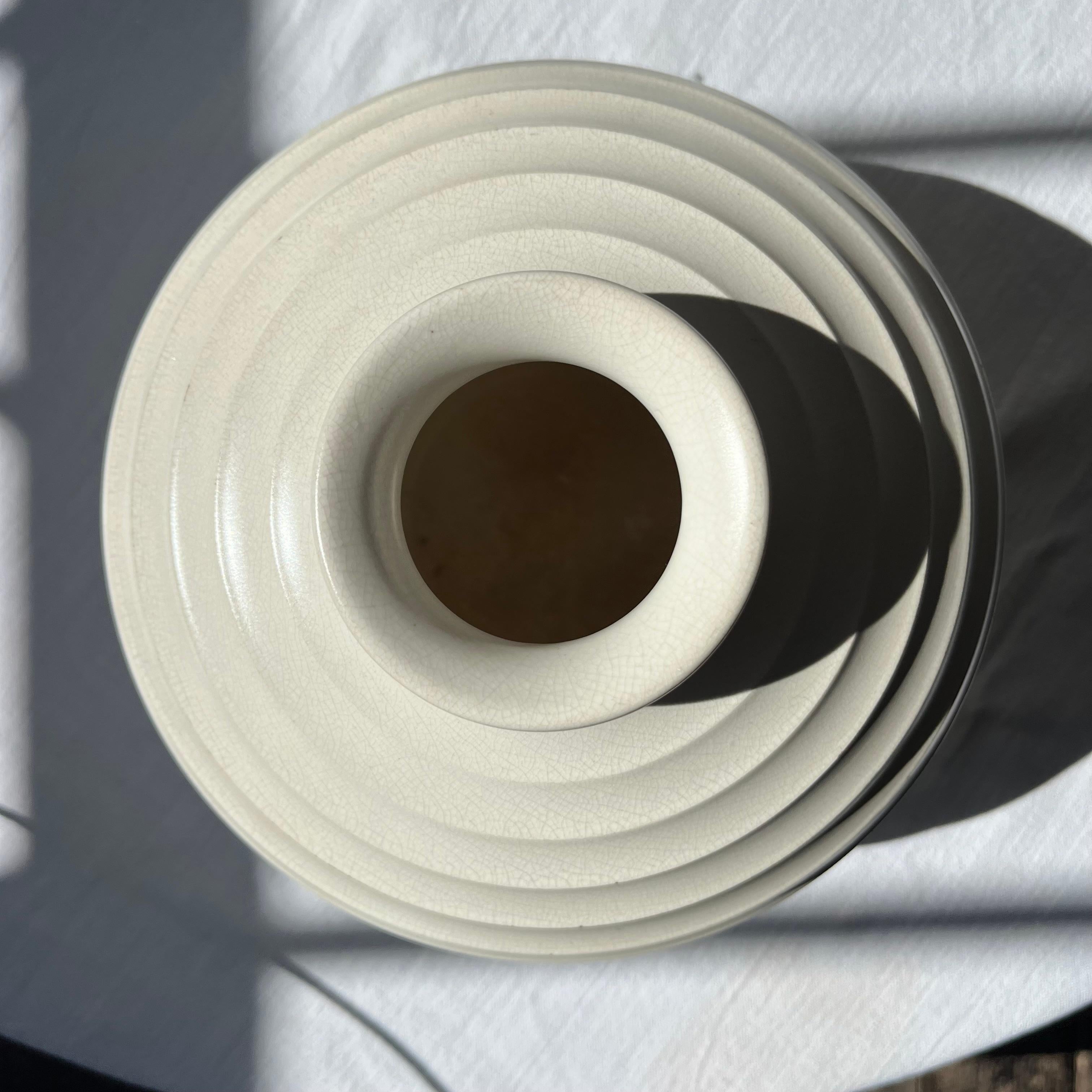 Keith Murray Vase aus Mondstein, Design 3988 für Wedgwood (Glasiert) im Angebot