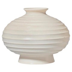 Keith Murray Vase aus Mondstein, Design 3988 für Wedgwood