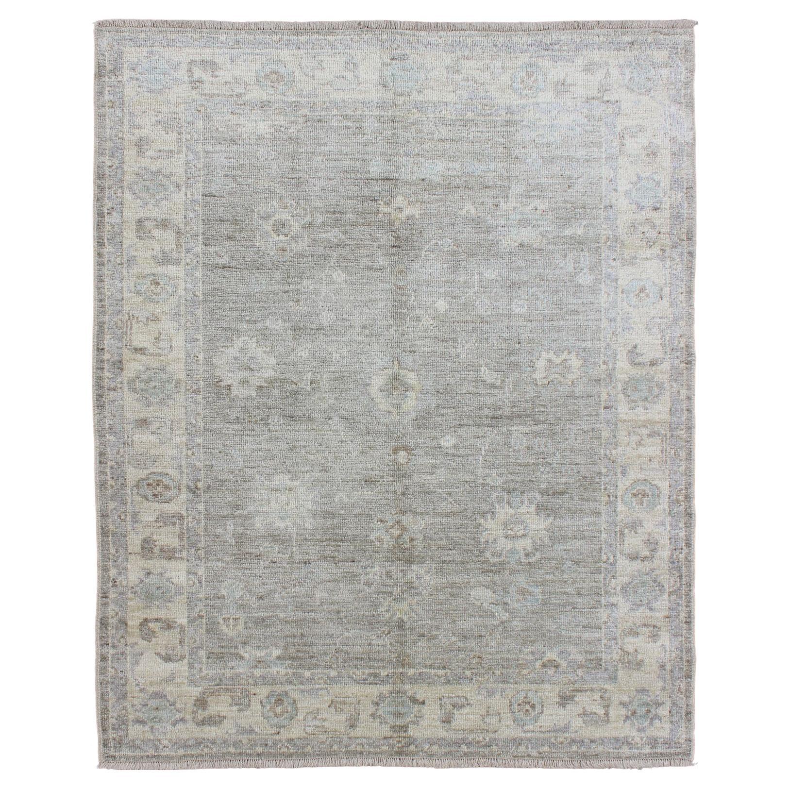 Keivan Woven Arts Angora Oushak Flächenteppich mit Pastellfarben   5'2 x 7'6 im Angebot