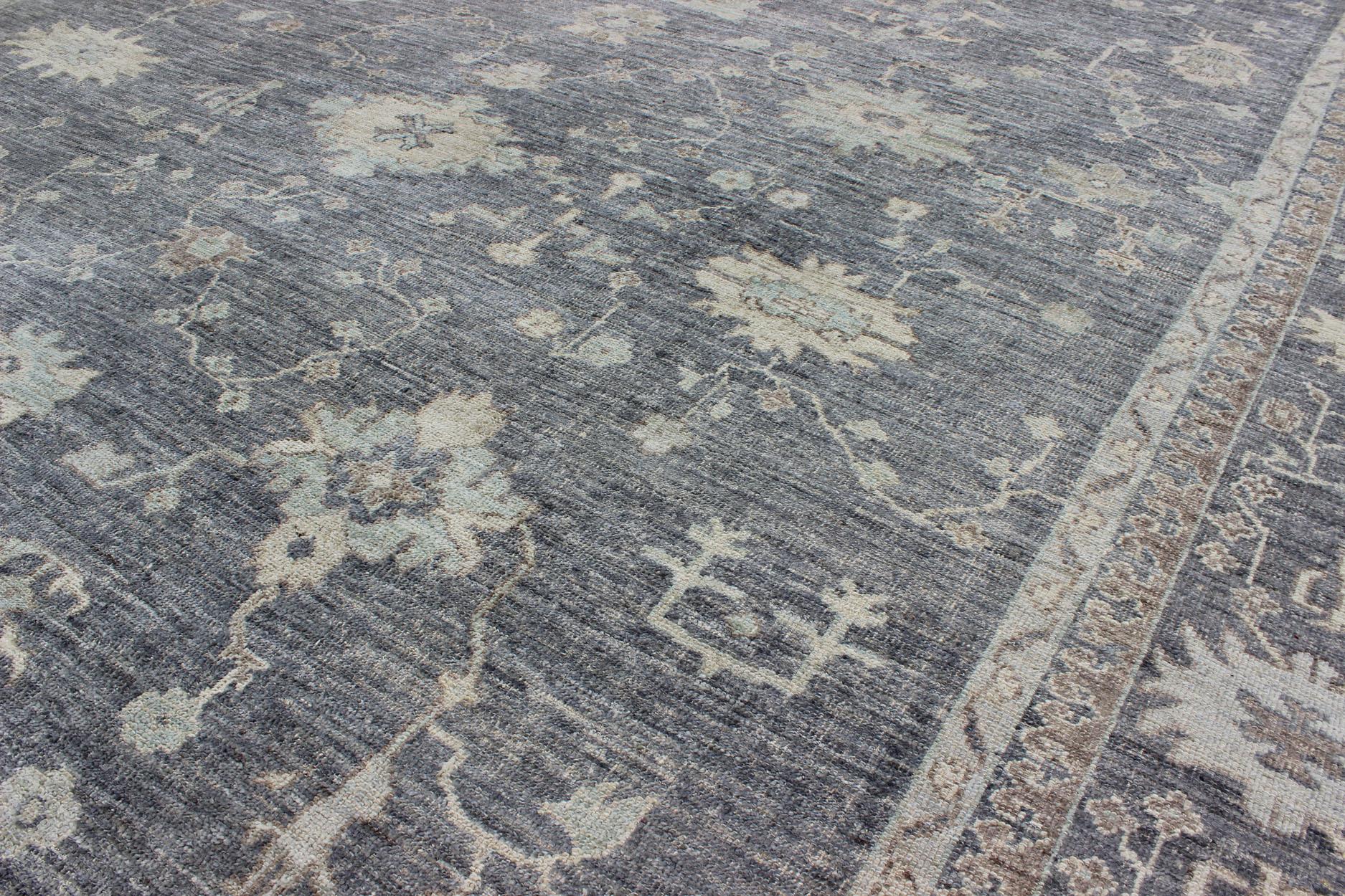 Türkischer Teppich Angora Keivan Woven Arts Oushak in Grau- und Cremetönen von Keivan Woven Arts. Keivan Woven Arts/ Teppich AN-126253, Herkunftsland / Art: Türkei / Angora Oushak.
Maße: 12'5 x 14'7 
Dieses Stück aus unserer Angora Collection'S ist