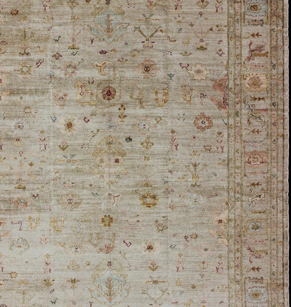 Tappeto turco Keivan Woven Arts in angora Oushak  Misure: 12'2 x 14'5 in vendita 1