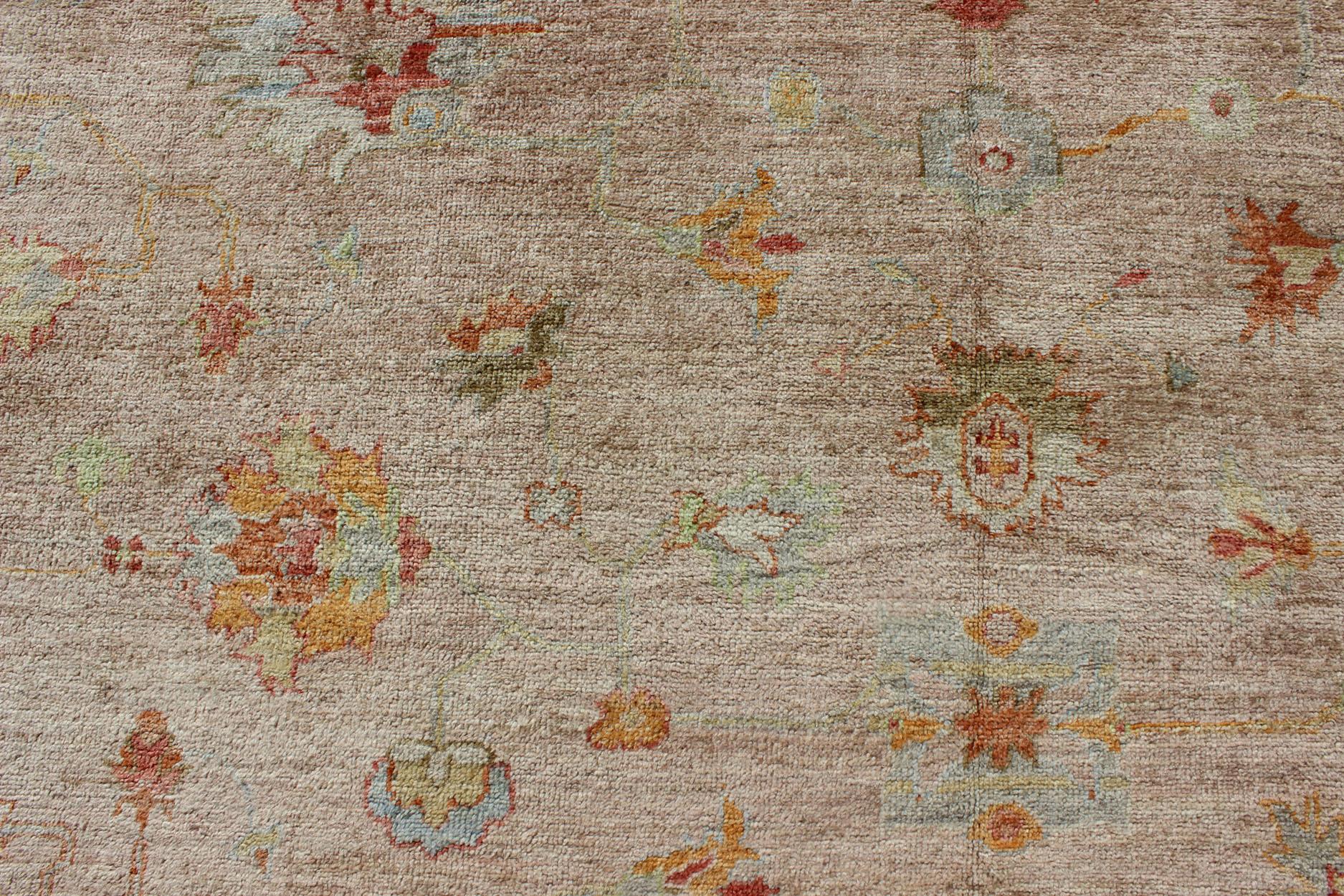 Tapis turc Oushak Keivan Woven Arts en rose et multicolore. Keivan Woven Arts / tapis ANC-128910, pays d'origine / type : Turquie / Angora Oushak.
Mesures : 12'3 x 17'9 
Issue de notre collection Angora, cette pièce est réalisée à partir d'une