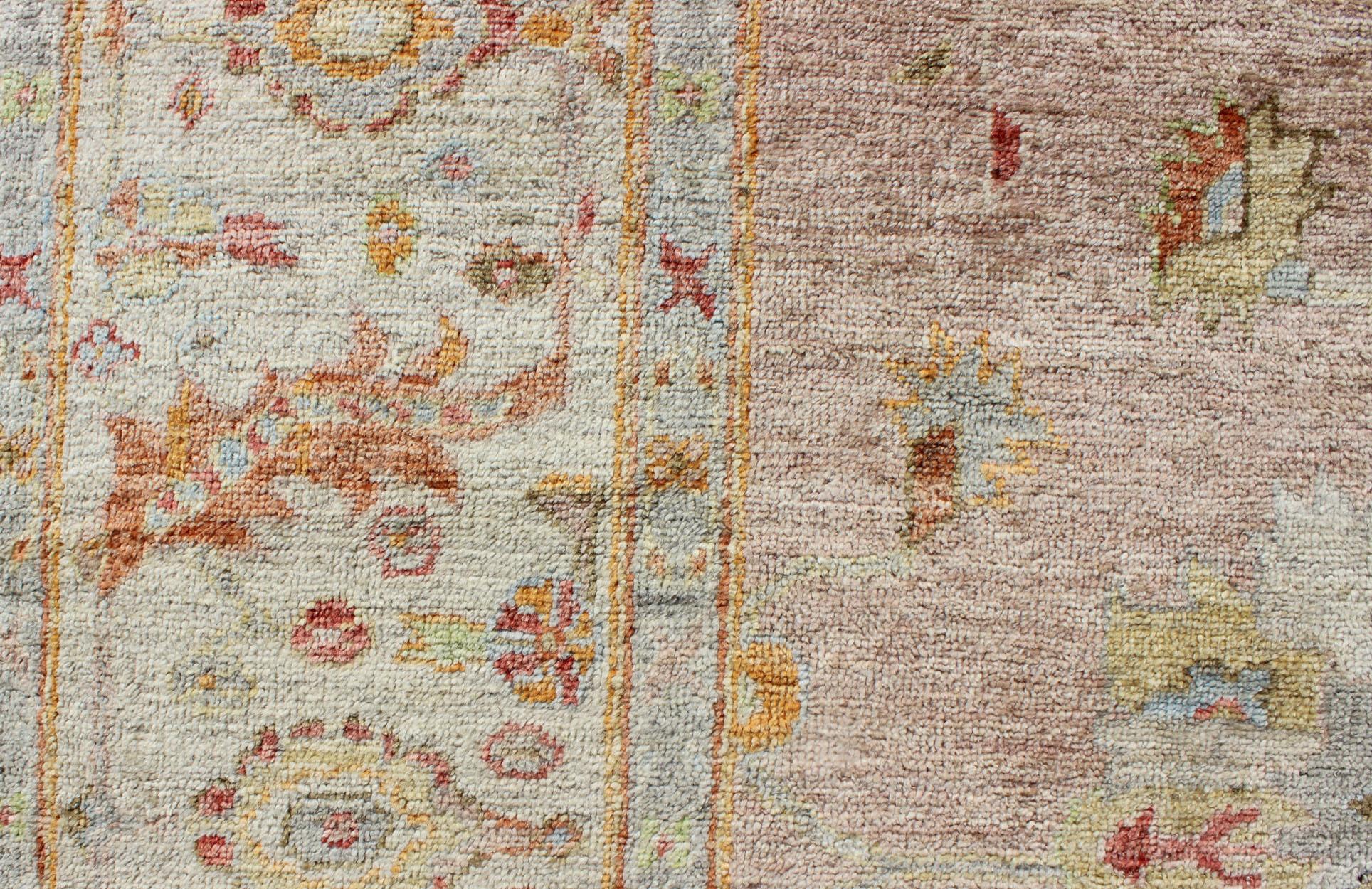 XXIe siècle et contemporain Rug Art Woven Arts Angora Turc Oushak en rose et couleurs multiples 12'3 x 17'9 en vente