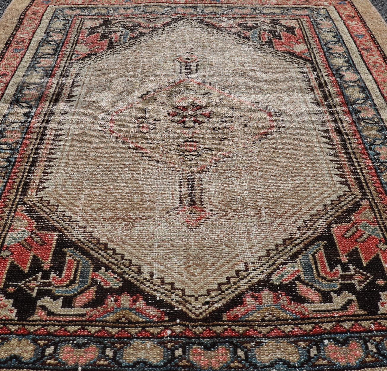 Tapis persan ancien Serab. Keivan Woven Arts/ tapis/ EMB-22290, pays d'origine / type : Iran / Type de tapis : Serab, circa 1900.

Ce charmant tapis serab persan ancien, fabriqué vers 1900, mesure 3'2