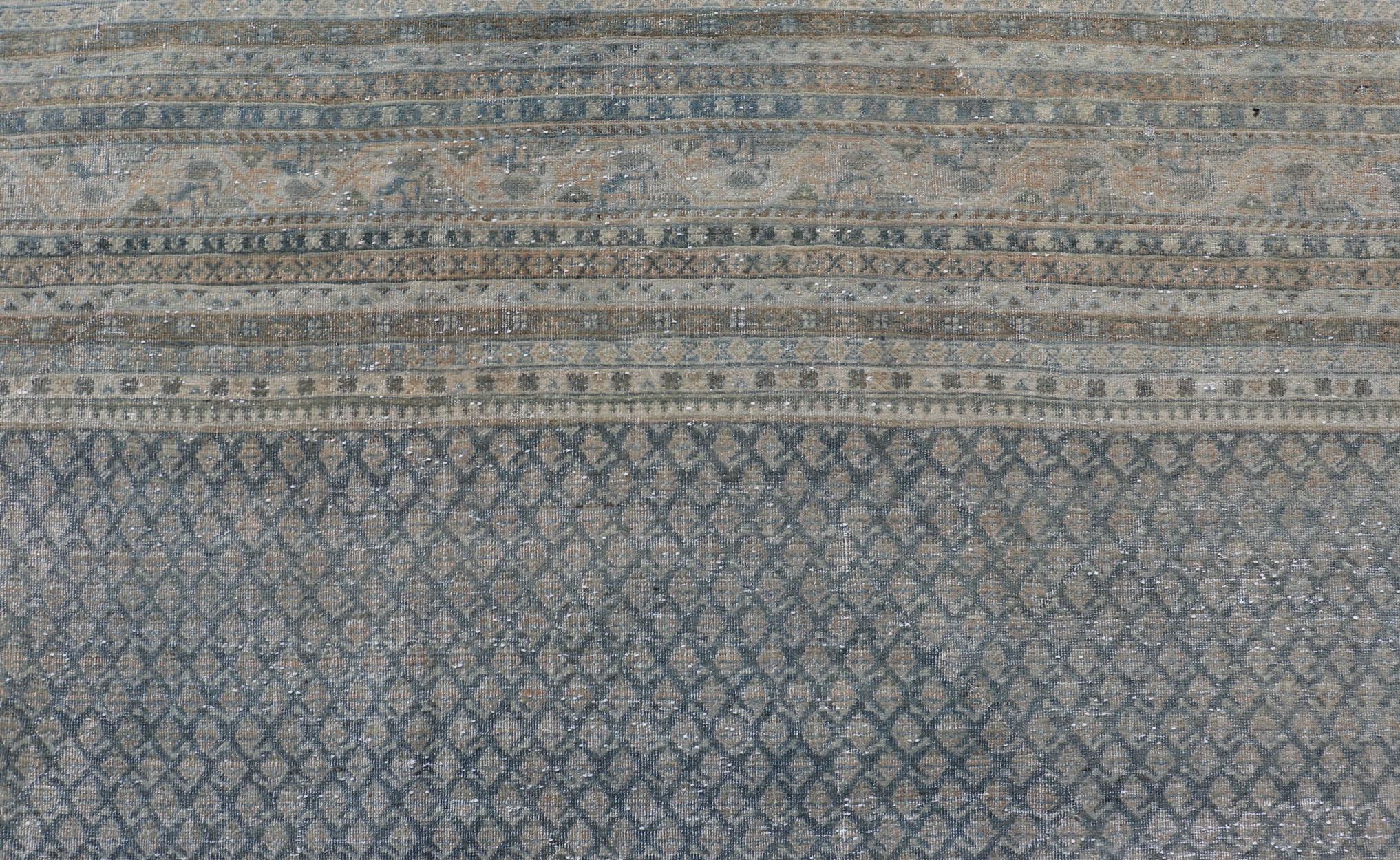 Mesures : 10'4 x 13'9 

Keivan Woven Arts Antique Persian Tabriz Rug in Minimalist Design in Wool with  en Blues. Keivan Woven Arts / tapis EMB-22113-15004, pays d'origine / type : Iran / Tabriz, circa 1930.

Ce tapis Tabriz présente une  La bordure