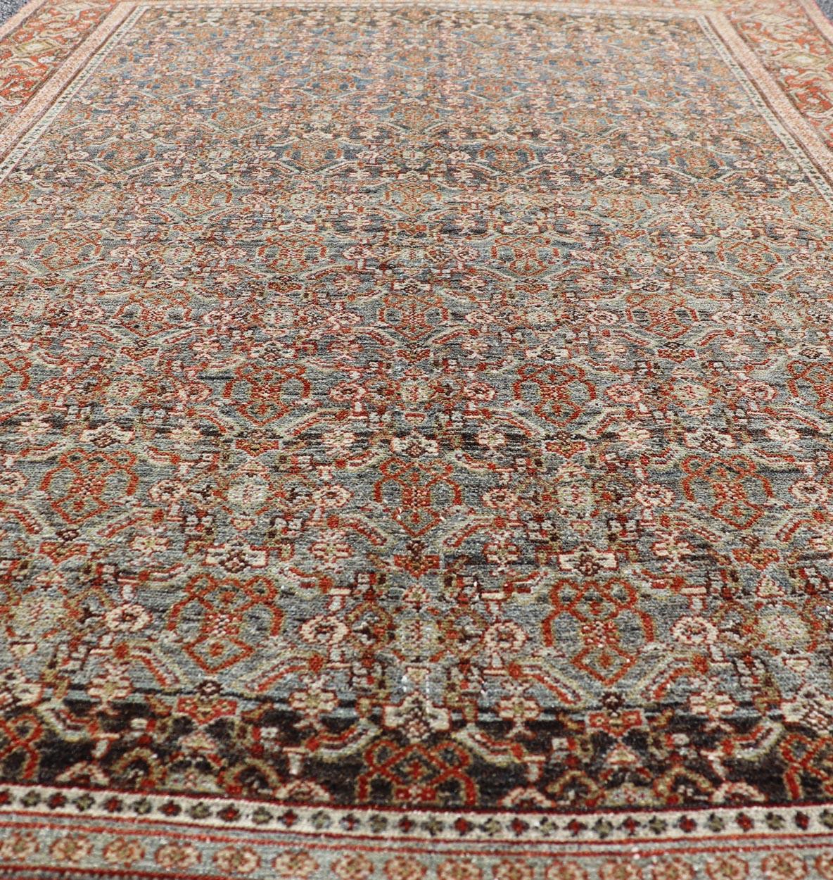Keivan Woven Arts Feiner antiker persischer Senneh-Teppich mit geometrischem Herati-Design. Keivan Woven Arts / Teppich AVI-0701, Herkunftsland / Art: Iran / Senneh, um 1900.
Maße: 4'2 x 6'6 
Dieser unglaublich schöne antike persische Senneh-Teppich