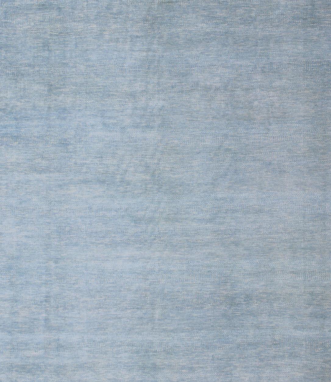 Indiano Tappeto moderno e raffinato di Keivan Woven Arts con design di transizione nelle tonalità del blu cielo in vendita
