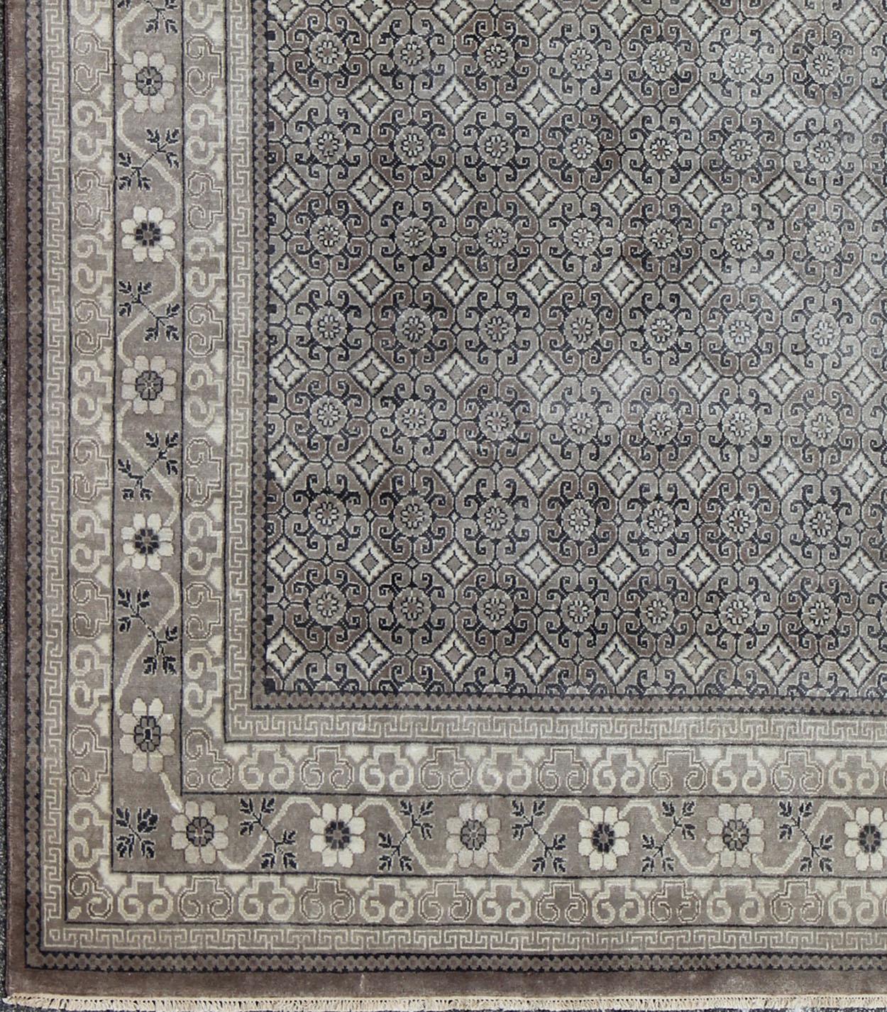 Keivan Woven Arts Fine Weave Khotan Design Teppich in Grau  (Handgeknüpft) im Angebot