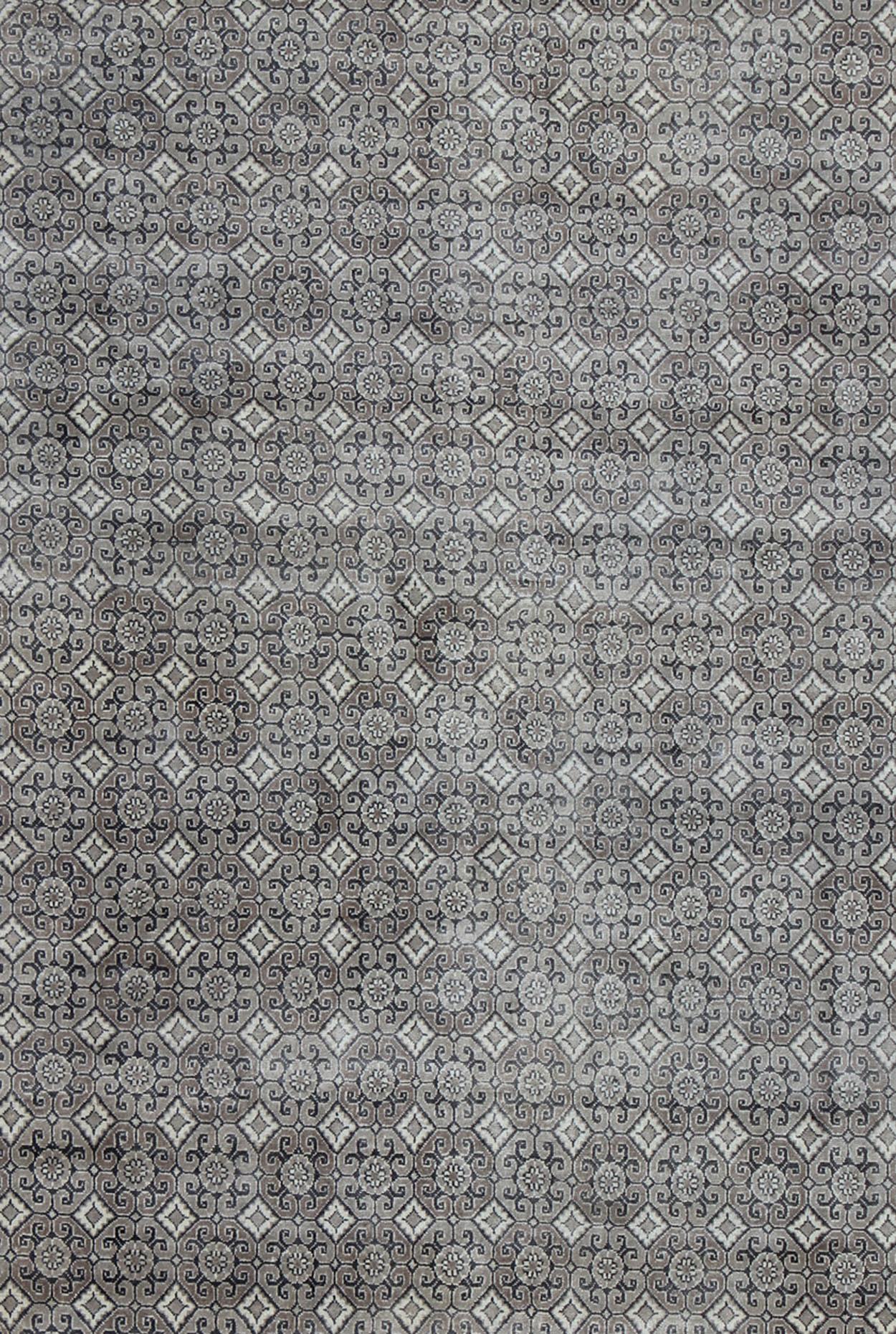 Keivan Woven Arts Fine Weave Khotan Design Teppich in Grau  im Zustand „Hervorragend“ im Angebot in Atlanta, GA