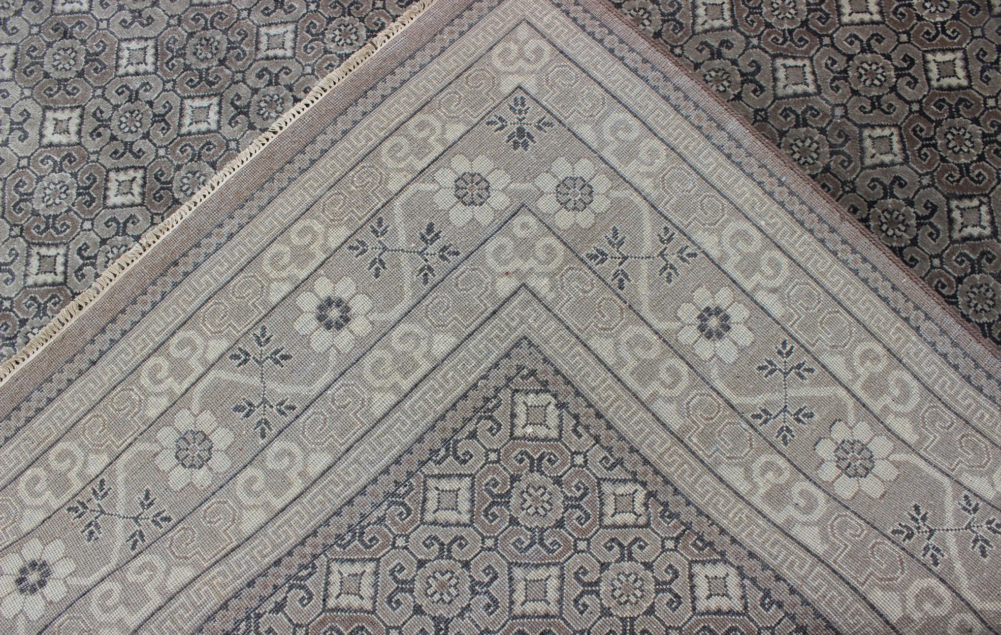 Keivan Woven Arts Fine Weave Khotan Design Teppich in Grau  (Wolle) im Angebot