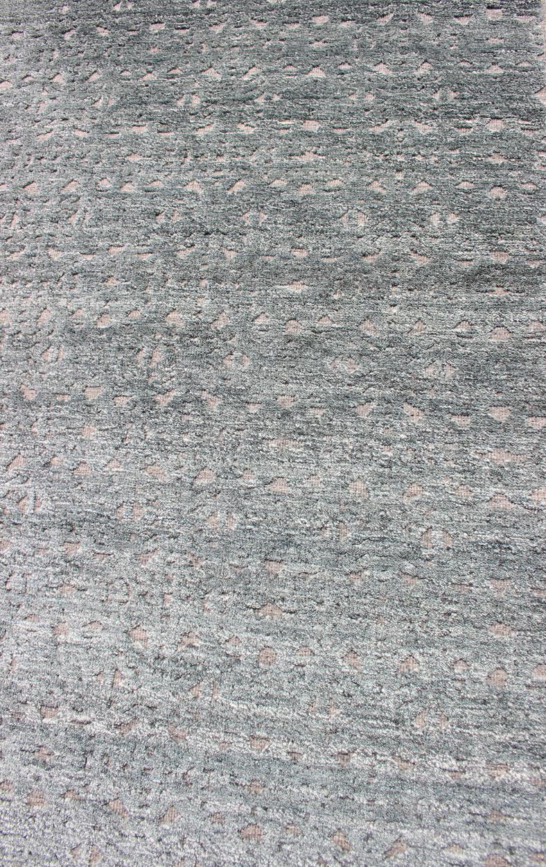 Keivan Woven Arts Hi-Low Pile au design marocain en verts clairs 8'2 x 9'10 en vente 7