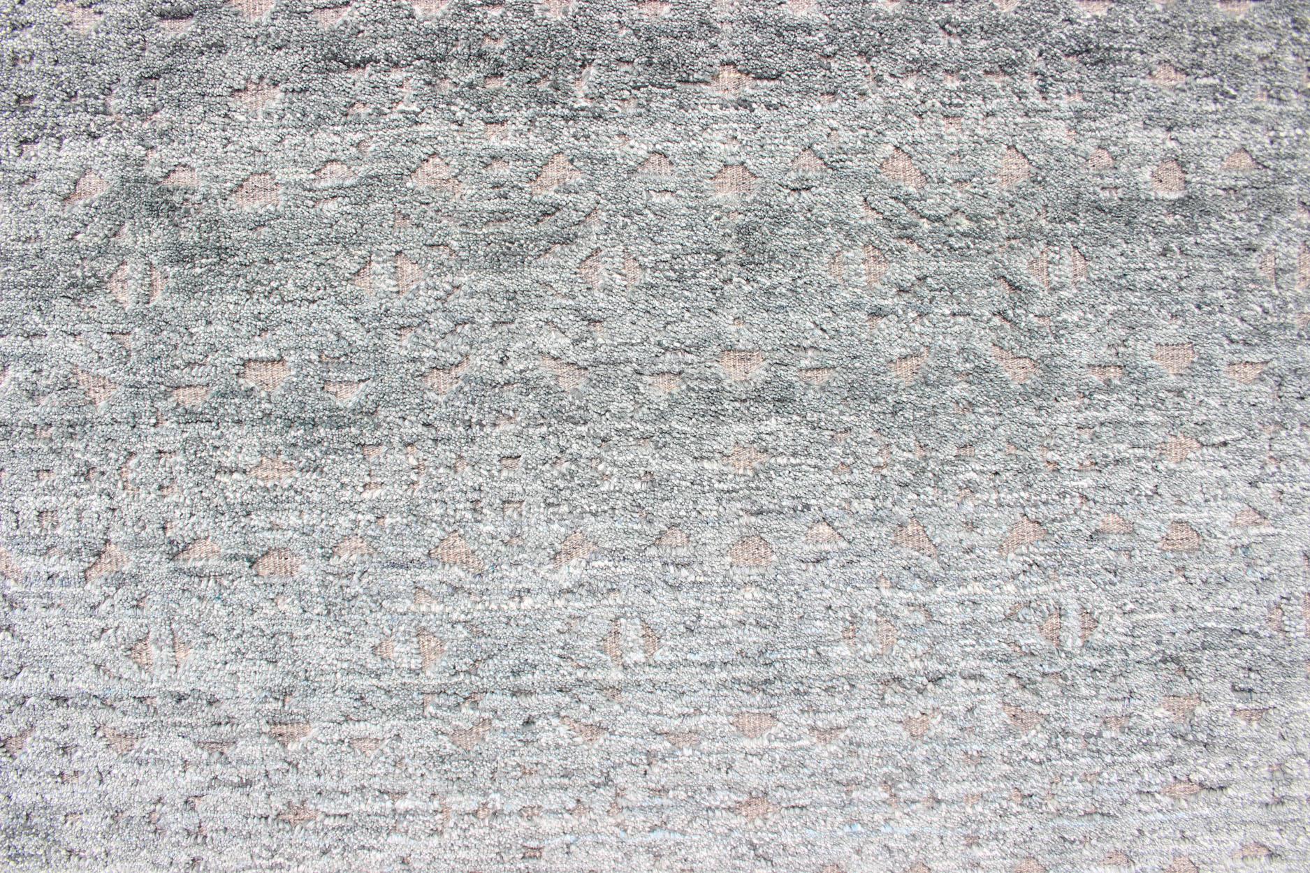 Indien Keivan Woven Arts Hi-Low Pile au design marocain en verts clairs 8'2 x 9'10 en vente