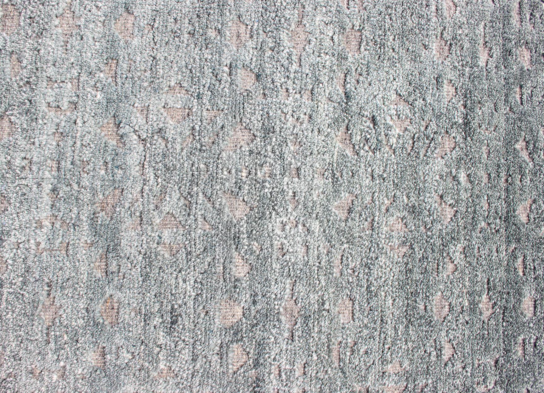 Keivan Woven Arts Hi-Low Pile au design marocain en verts clairs 8'2 x 9'10 Excellent état - En vente à Atlanta, GA