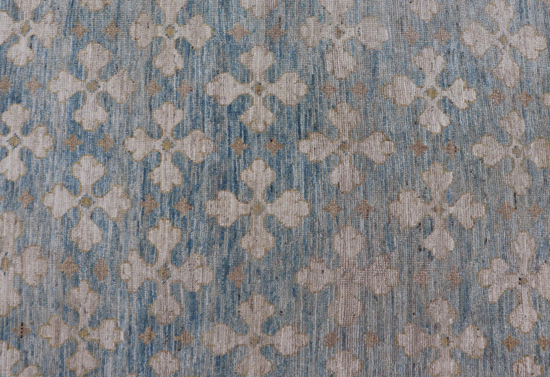 Maße: 8'3 x 15'2 

Dieser große Galerie-Teppich von Keivan Woven Arts mit Khotan-Design wurde im Norden Afghanistans aus feinster Wolle hergestellt.  
