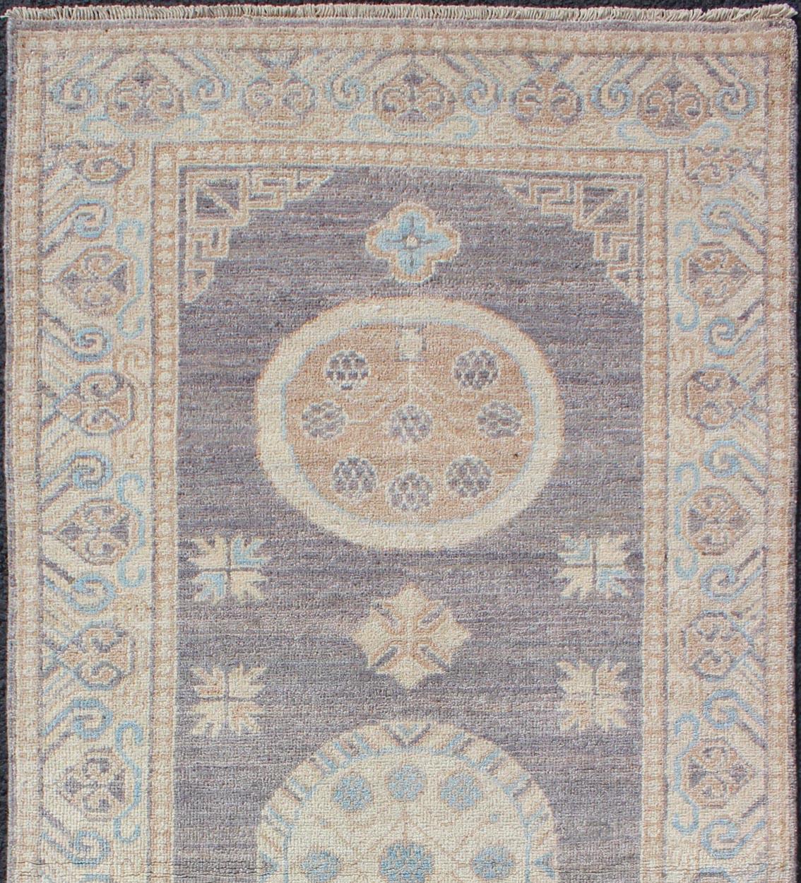 Keivan Woven Arts Khotan Design Läufer mit geometrisch-kreisförmigem Medaillon-Muster. Keivan Woven Arts / Teppich / MP-1809-10037 Herkunftsland / Art: Afghanistan / Khotan. 
Maße: 2'6 x 5'1 
Dieser Khotan zeichnet sich durch ein geometrisches