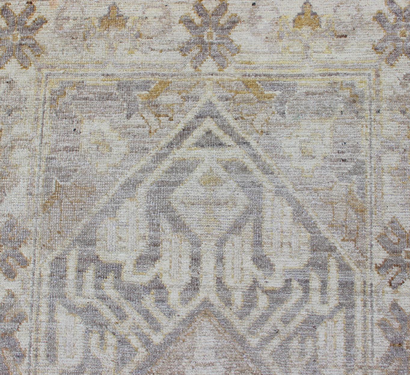 Keivan Woven Arts Khotan-Läufer mit geometrischem All-Over-Medaillon-Muster (Afghanisch) im Angebot