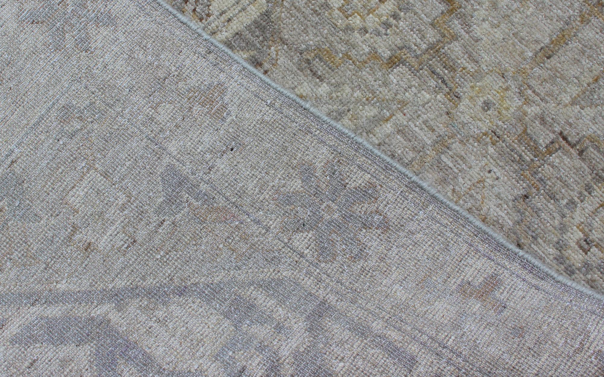 Keivan Woven Arts Khotan-Läufer mit geometrischem All-Over-Medaillon-Muster im Zustand „Hervorragend“ im Angebot in Atlanta, GA