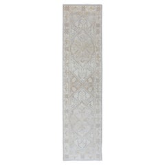 Keivan Woven Arts Khotan avec motif médaillon géométrique sur toute sa surface