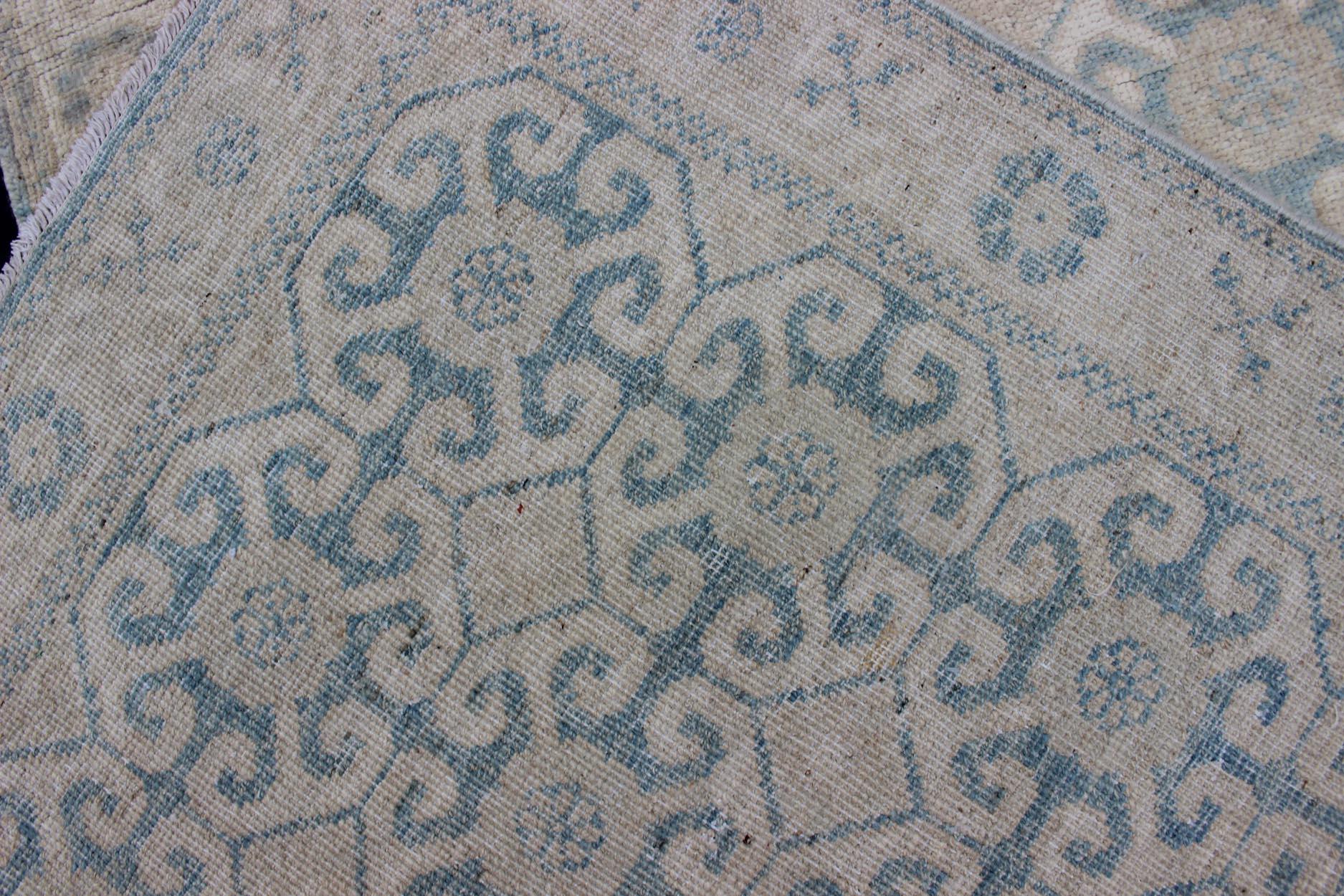 Keivan Woven Arts Khotan-Läufer mit geometrischem All-Over-Muster 2'9 x 9'10 (Handgeknüpft) im Angebot