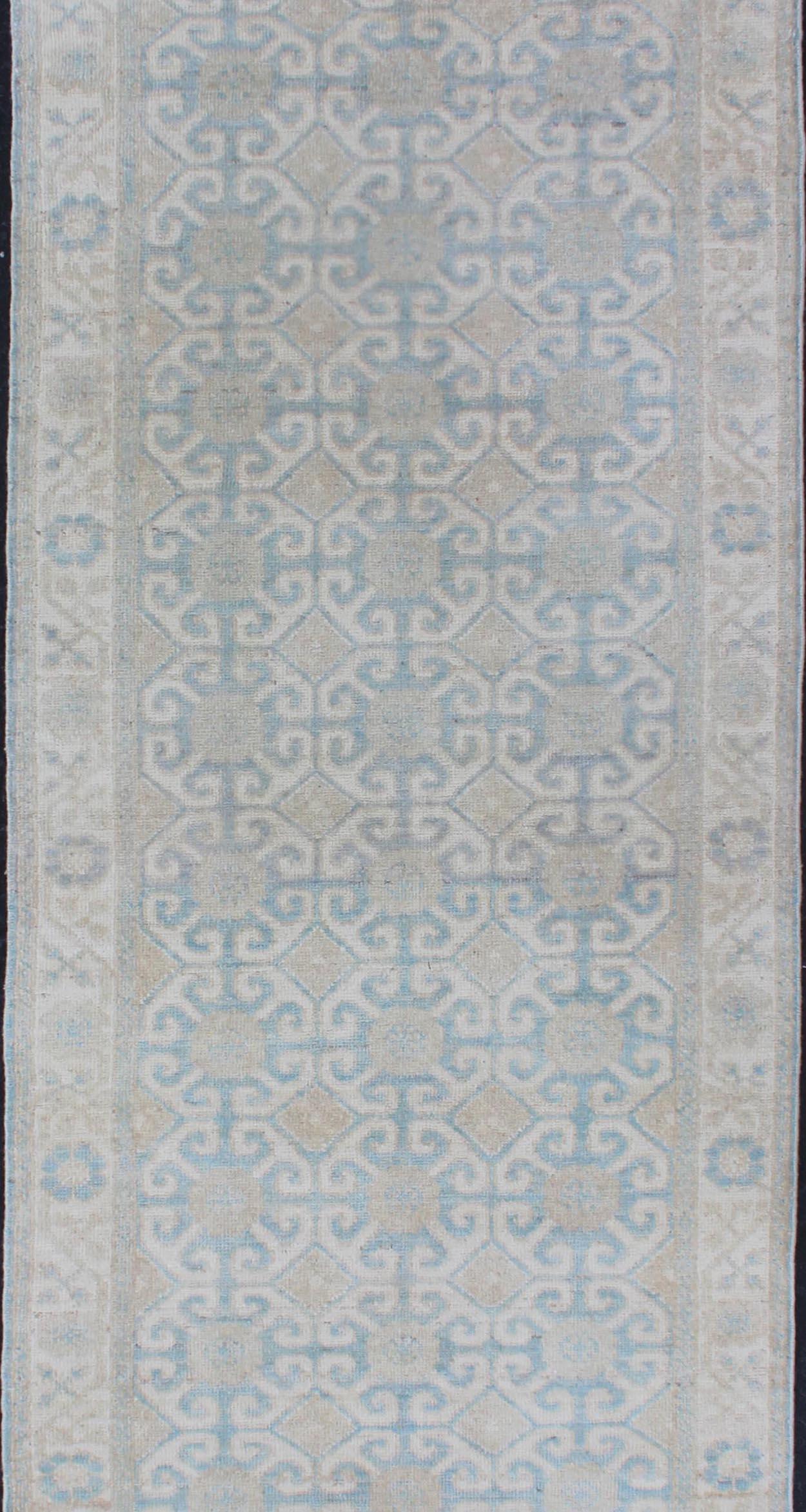 Keivan Woven Arts Khotan-Läufer mit geometrischem All-Over-Muster 2'9 x 9'10 (21. Jahrhundert und zeitgenössisch) im Angebot