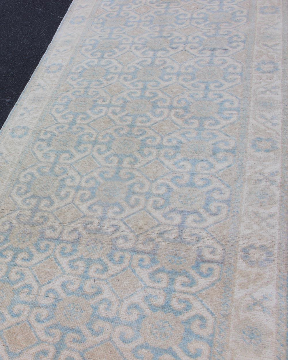 Keivan Woven Arts Khotan-Läufer mit geometrischem All-Over-Muster 2'9 x 9'10 (Wolle) im Angebot