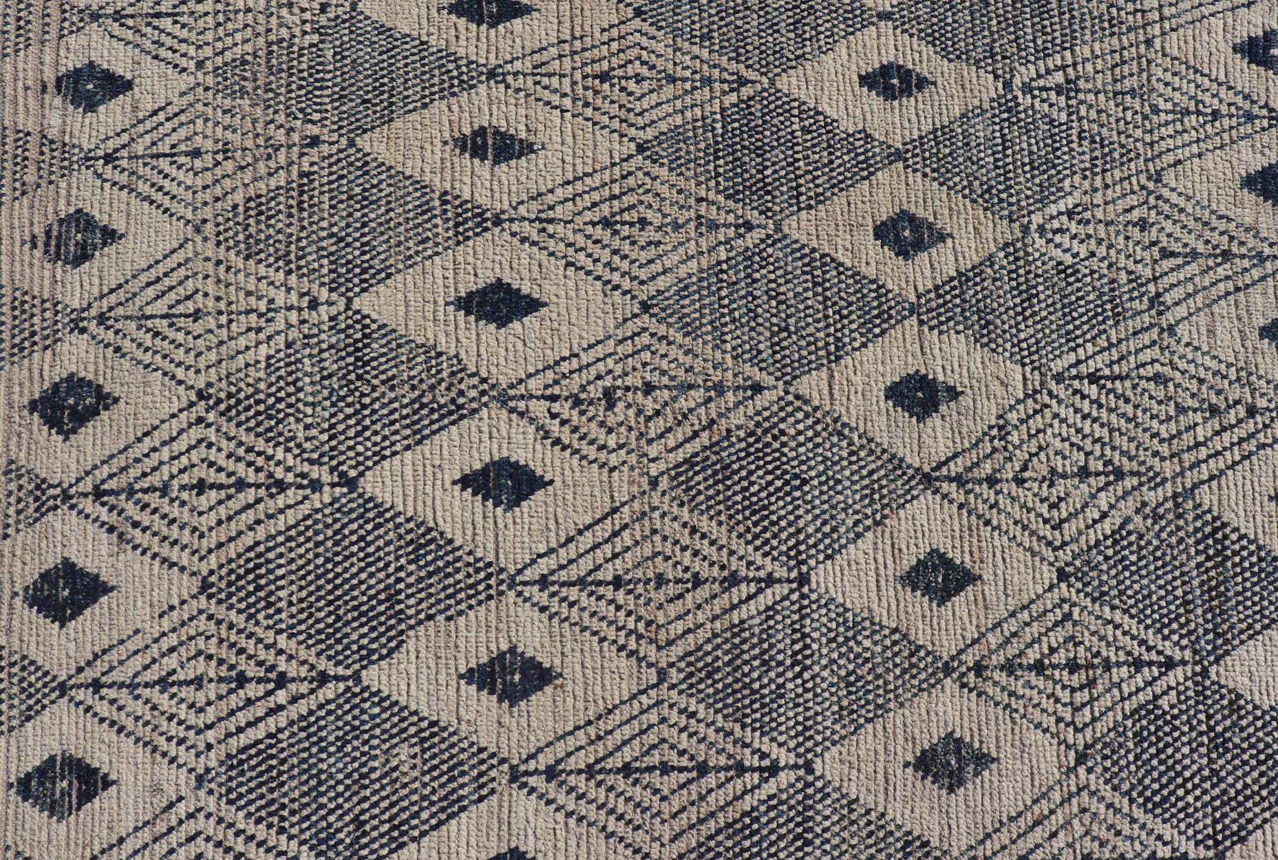 Afghano Tappeto Keivan Woven Arts grande e moderno con design a diamante nei colori navy, blu e bianco. in vendita