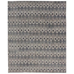 Tappeto Keivan Woven Arts grande e moderno con design a diamante nei colori navy, blu e bianco.