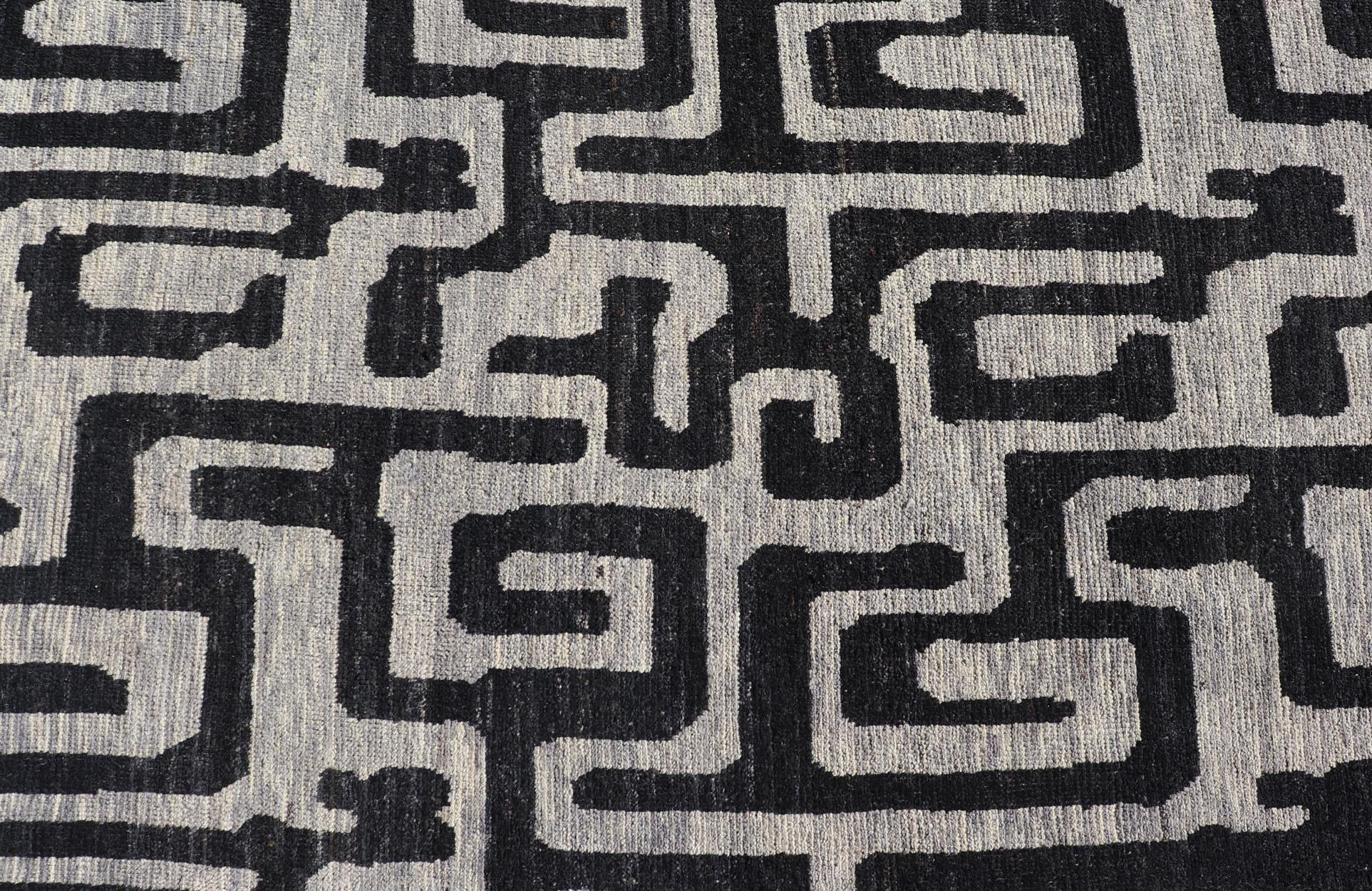 Keivan Woven Arts Large modern rug with diamond pattern in Black and off white In Excellent Condition For Sale In Atlanta, GA