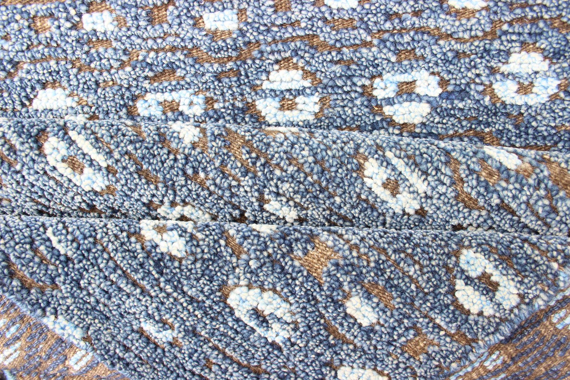 Runner Keivan Woven Arts Modern Design nei toni del blu e del marrone 2'7 x 10 in vendita 2