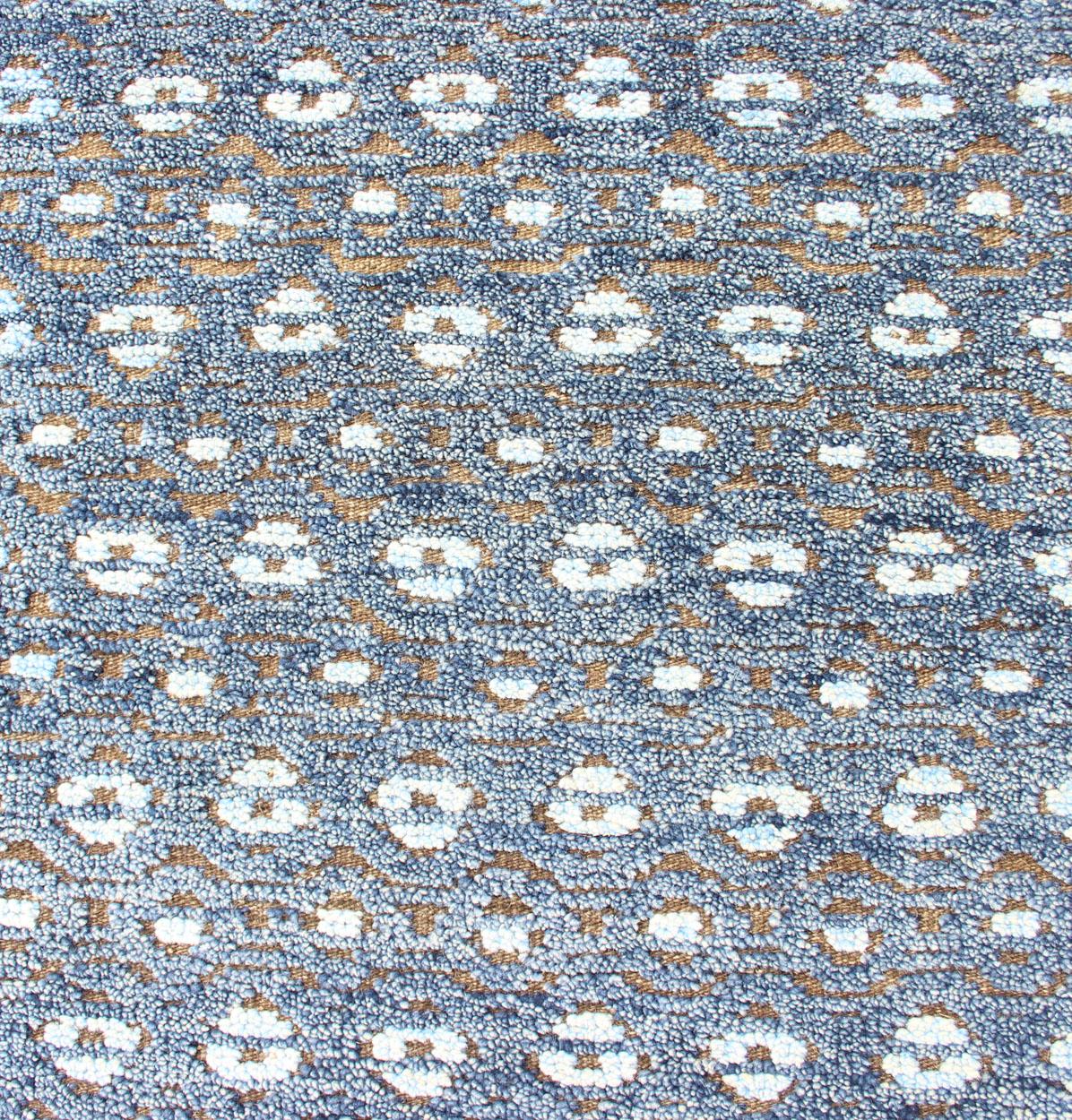 Runner Keivan Woven Arts dal design moderno nei toni del blu e del marrone. Keivan Woven Arts / Tappeto KHN-1011-TR-488, Paese d'origine/tipo: India. 
Misure: 2'7 x 10 
Il design moderno di questo tappeto a pelo afflitto lo rende perfetto per gli