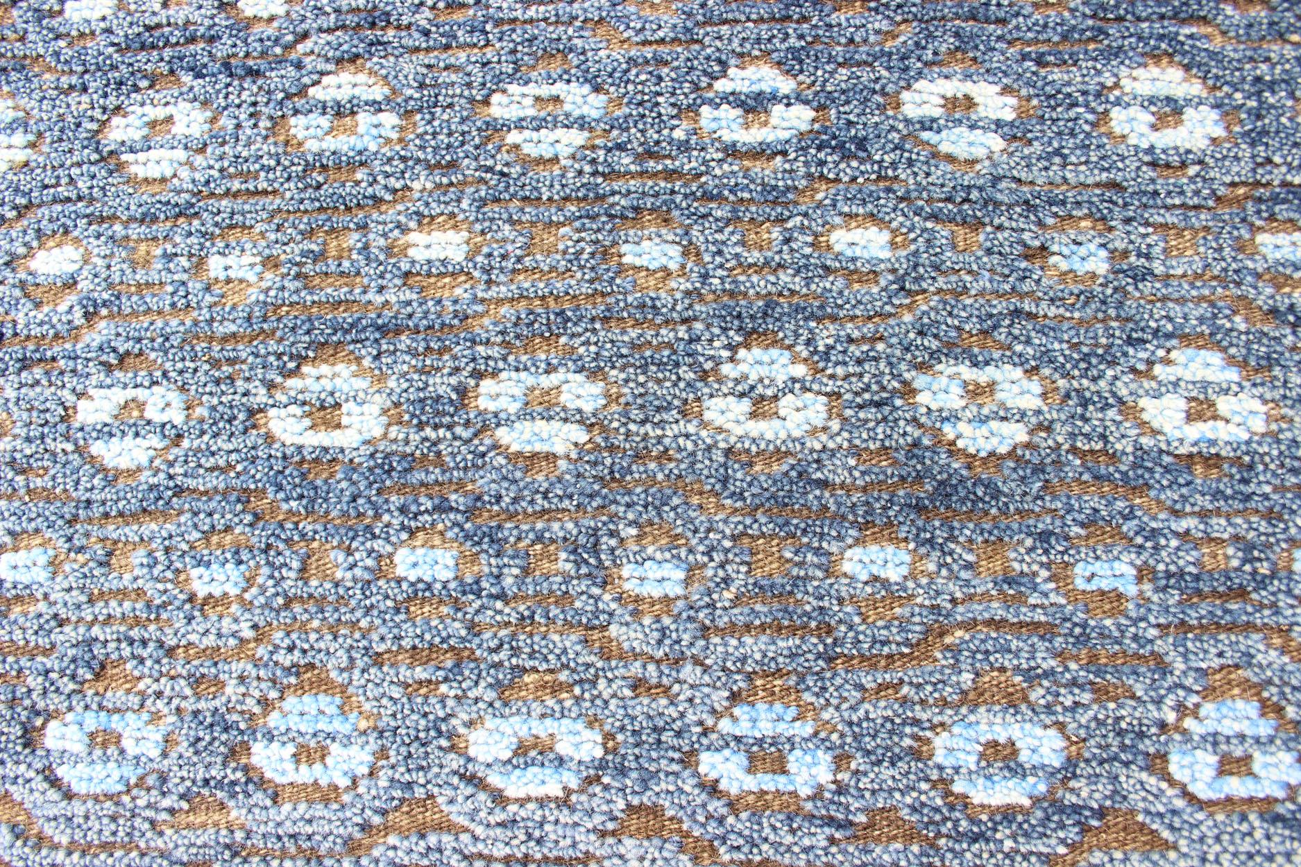 Moderno Runner Keivan Woven Arts Modern Design nei toni del blu e del marrone 2'7 x 10 in vendita