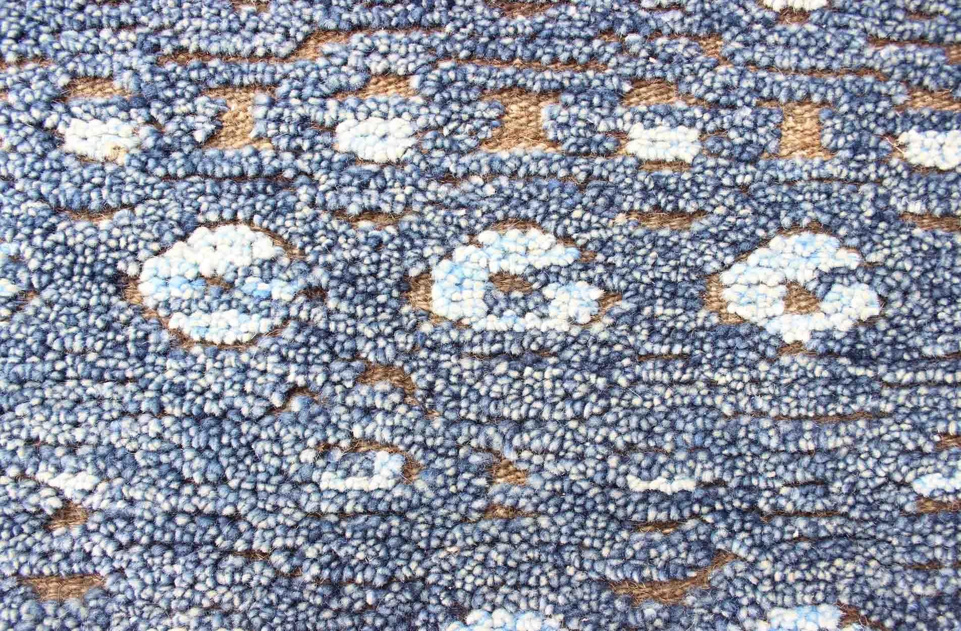 Indiano Runner Keivan Woven Arts Modern Design nei toni del blu e del marrone 2'7 x 10 in vendita