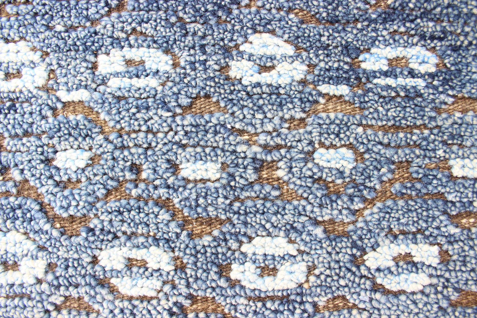 Annodato a mano Runner Keivan Woven Arts Modern Design nei toni del blu e del marrone 2'7 x 10 in vendita