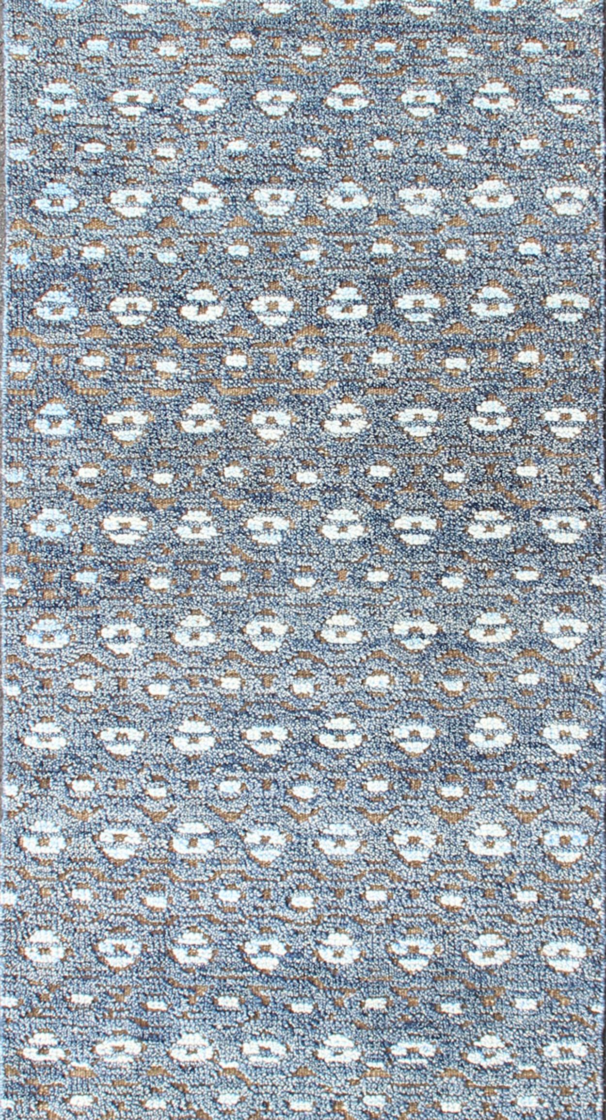 XXI secolo e contemporaneo Runner Keivan Woven Arts Modern Design nei toni del blu e del marrone 2'7 x 10 in vendita