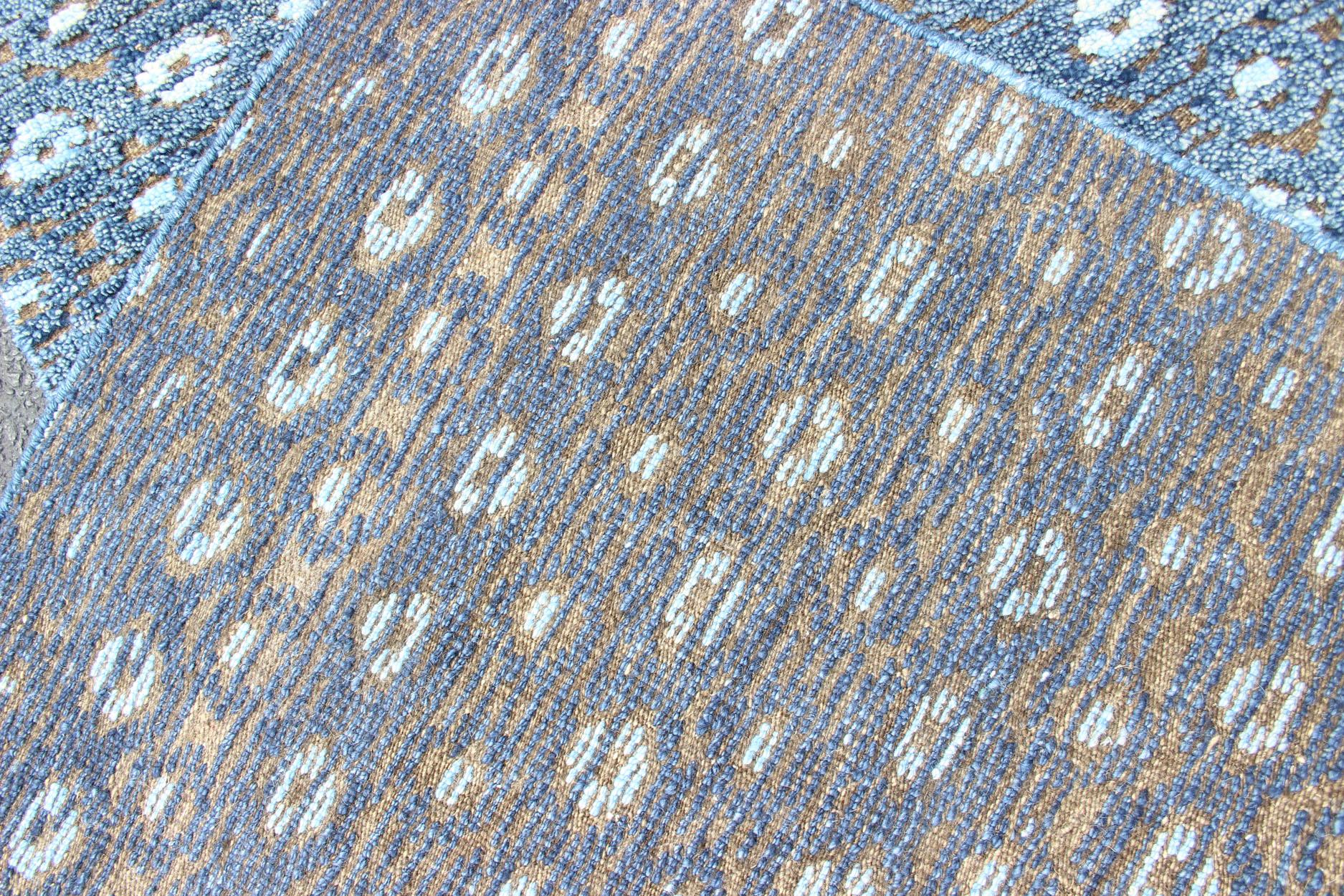 Runner Keivan Woven Arts Modern Design nei toni del blu e del marrone 2'7 x 10 in vendita 1