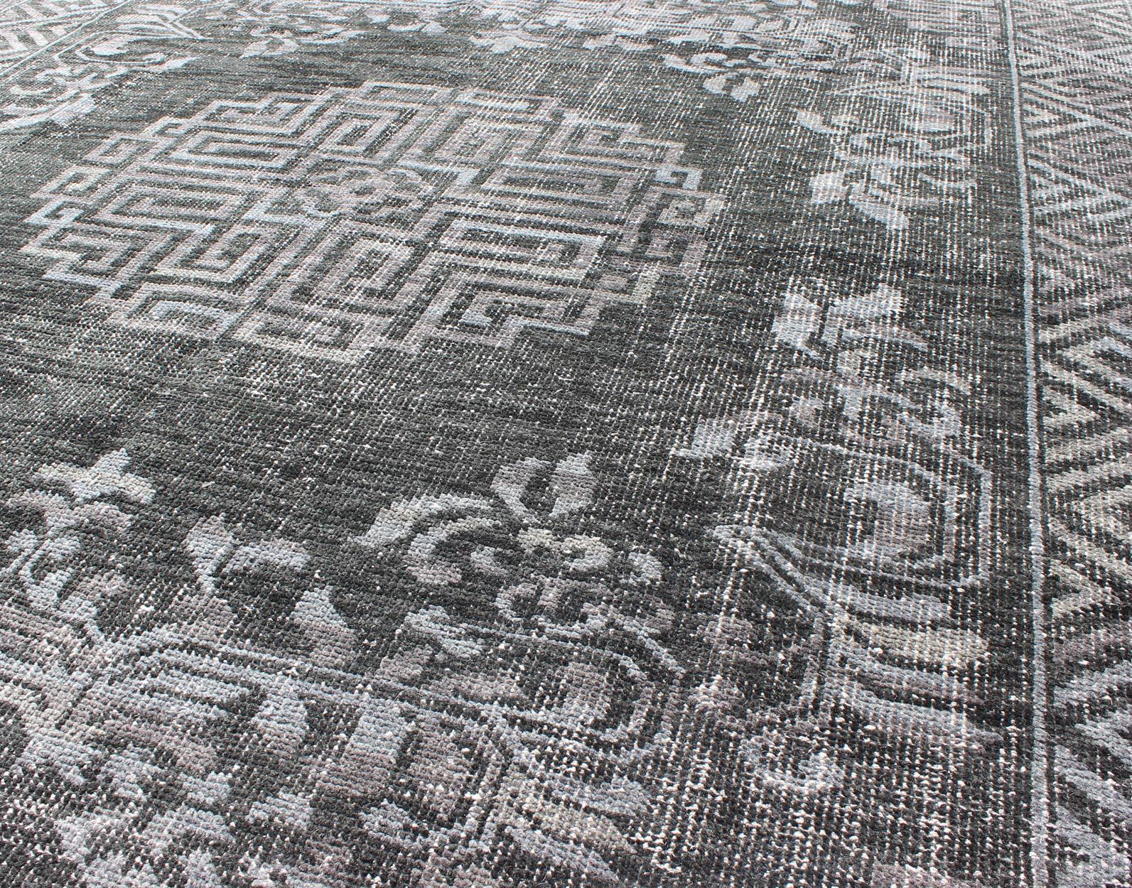 Keivan Woven Arts Moderner handgeknüpfter Khotan-Wollteppich in Anthrazit & Grau im Zustand „Starke Gebrauchsspuren“ im Angebot in Atlanta, GA