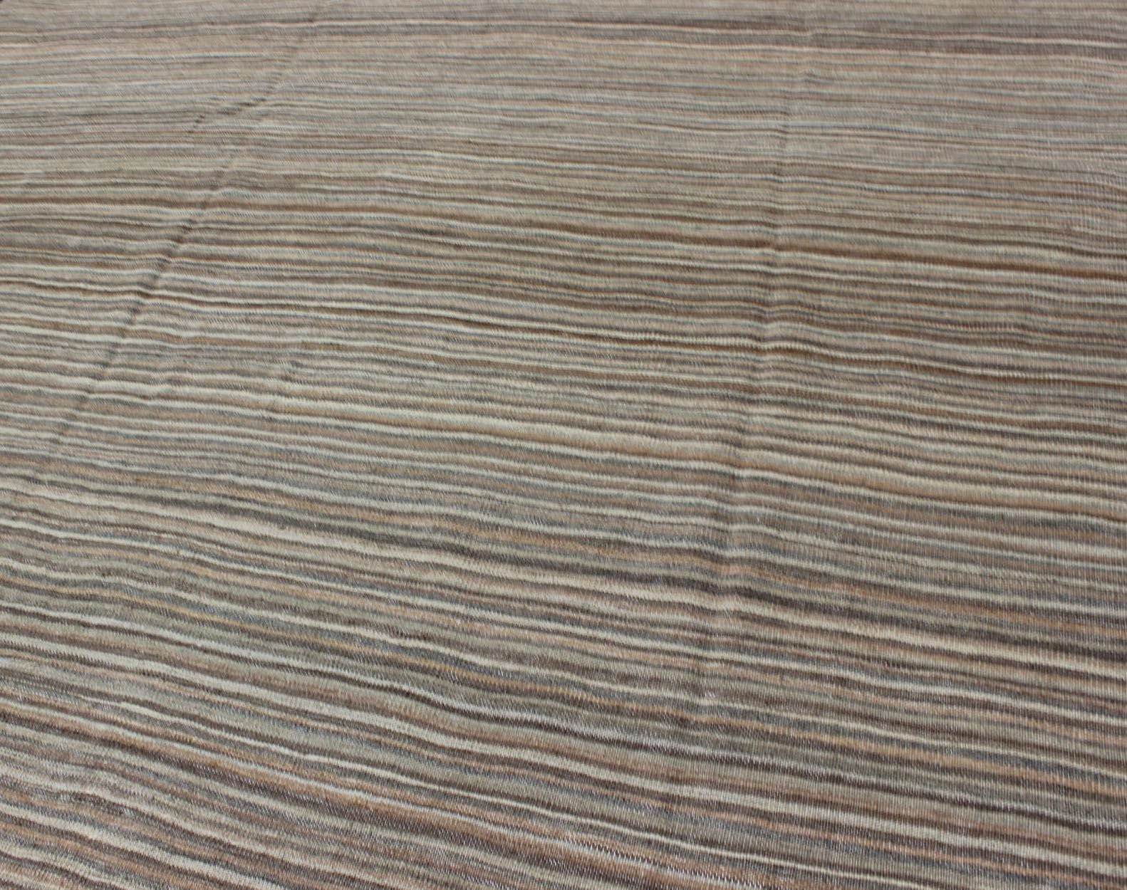 Kilim moderne de Keivan Woven Arts avec un design solide dans une variation de tons gris. Kilim moderne afghan au design minimaliste. Keivan Woven Arts, Rug/AFG-15018, pays d'origine / type : Afghanistan / Kilim.
Mesures : 6'3 x 9'7 
Tapis Kilim