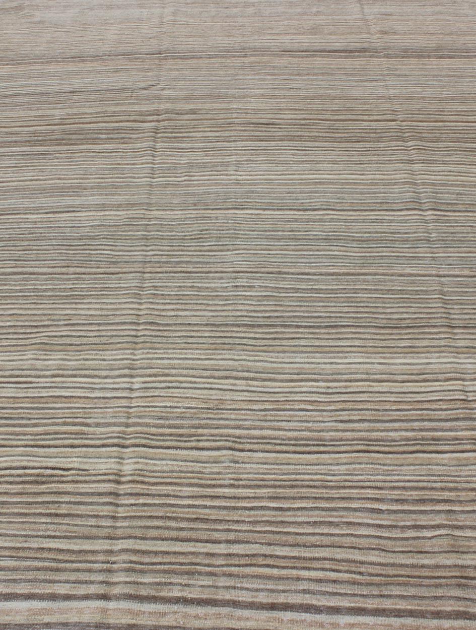 Afghan Keivan Woven Arts Kilim moderne avec un design solide dans les tons gris 6'3 x 9'7 en vente