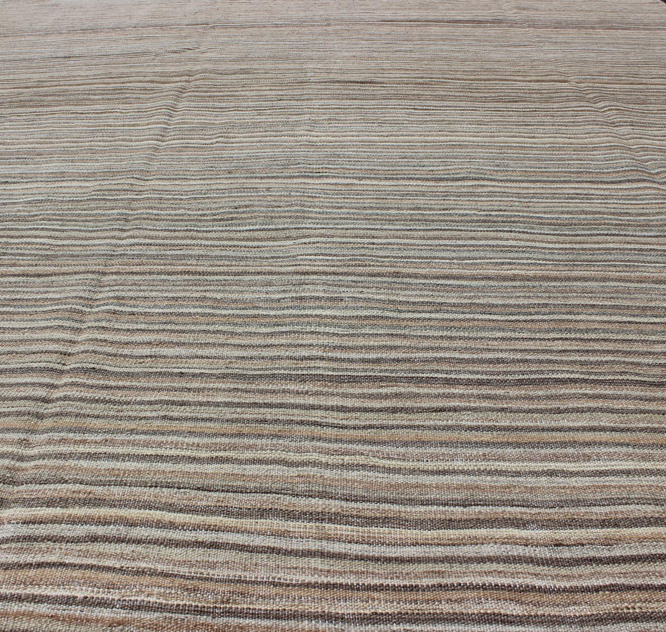 Tissé à la main Keivan Woven Arts Kilim moderne avec un design solide dans les tons gris 6'3 x 9'7 en vente