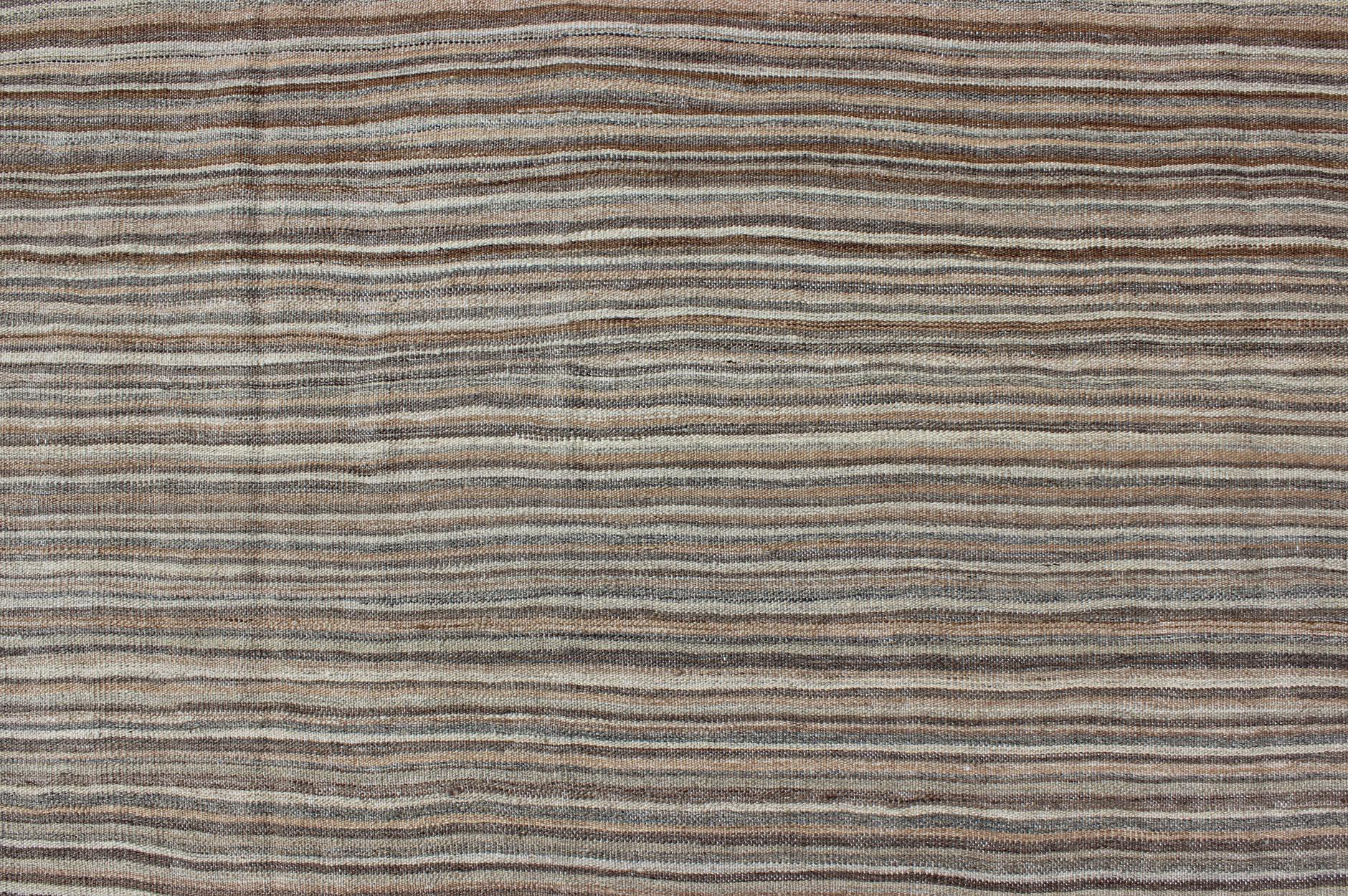 Keivan Woven Arts Kilim moderne avec un design solide dans les tons gris 6'3 x 9'7 Excellent état - En vente à Atlanta, GA