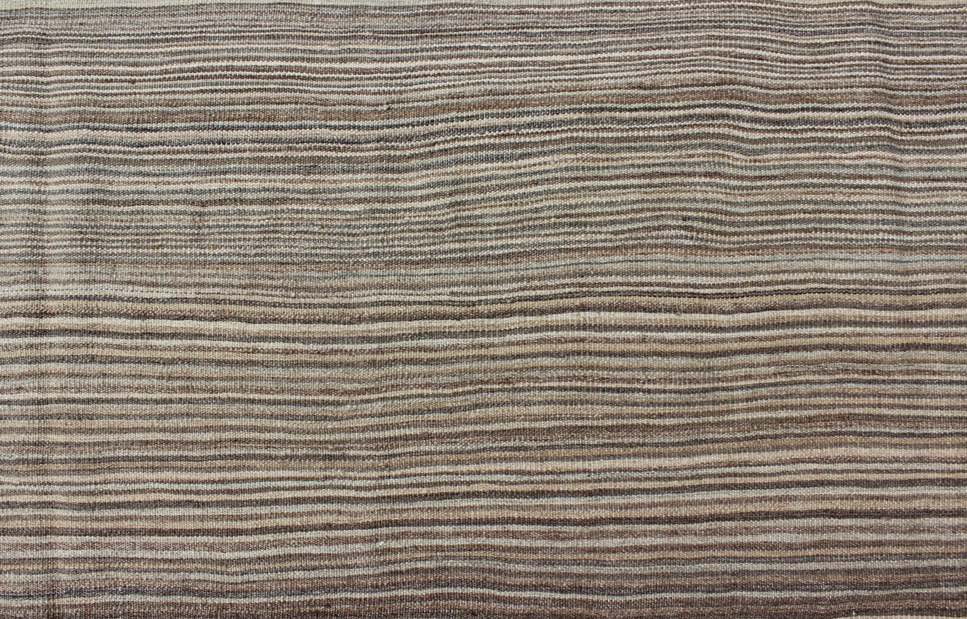 XXIe siècle et contemporain Keivan Woven Arts Kilim moderne avec un design solide dans les tons gris 6'3 x 9'7 en vente