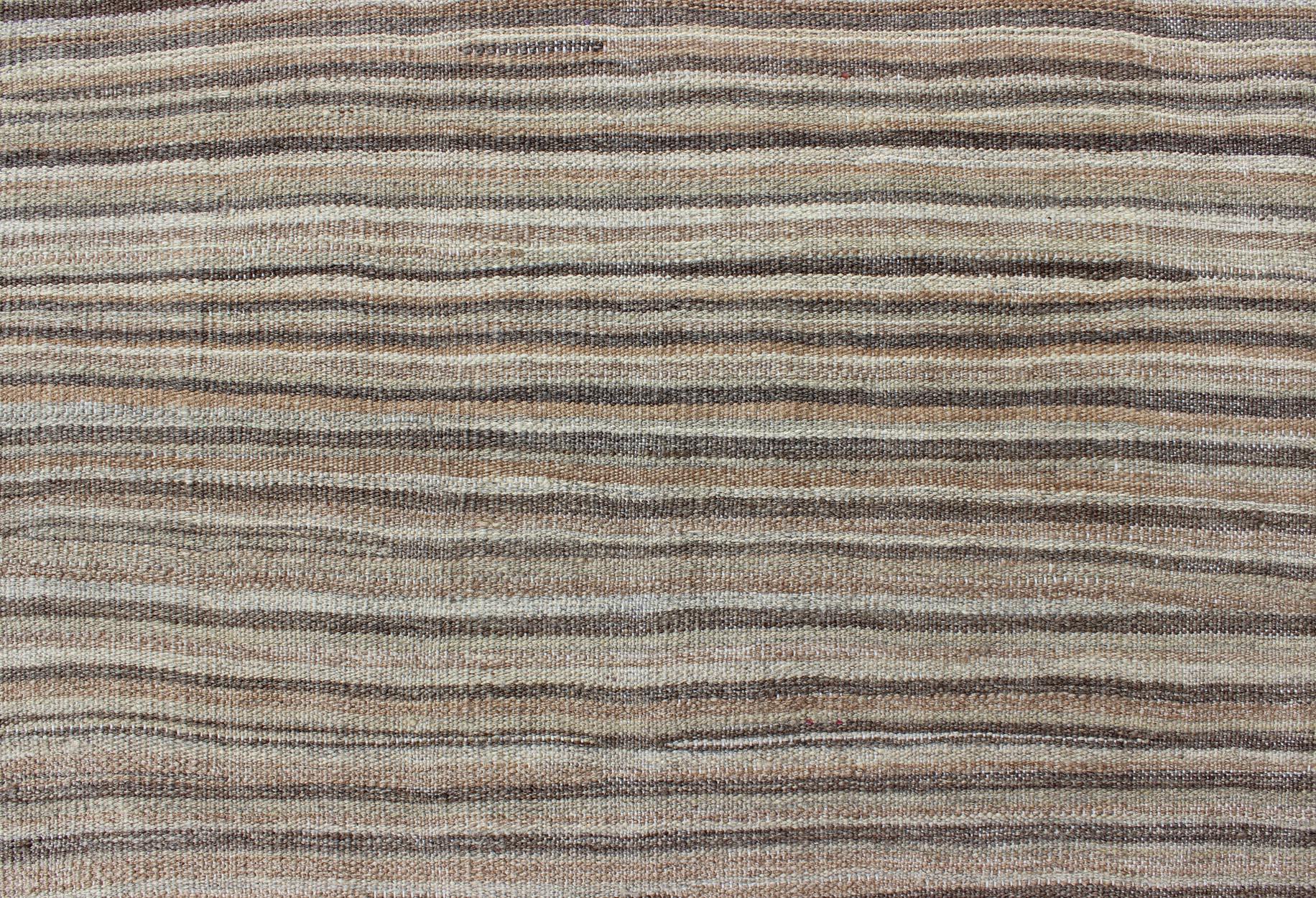 Laine Keivan Woven Arts Kilim moderne avec un design solide dans les tons gris 6'3 x 9'7 en vente