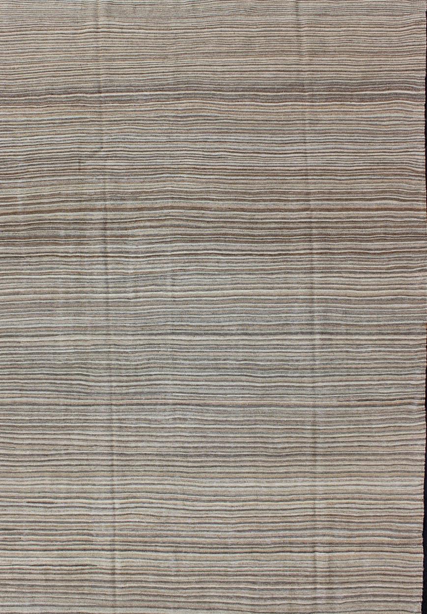 Keivan Woven Arts Kilim moderne avec un design solide dans les tons gris 6'3 x 9'7 en vente 2