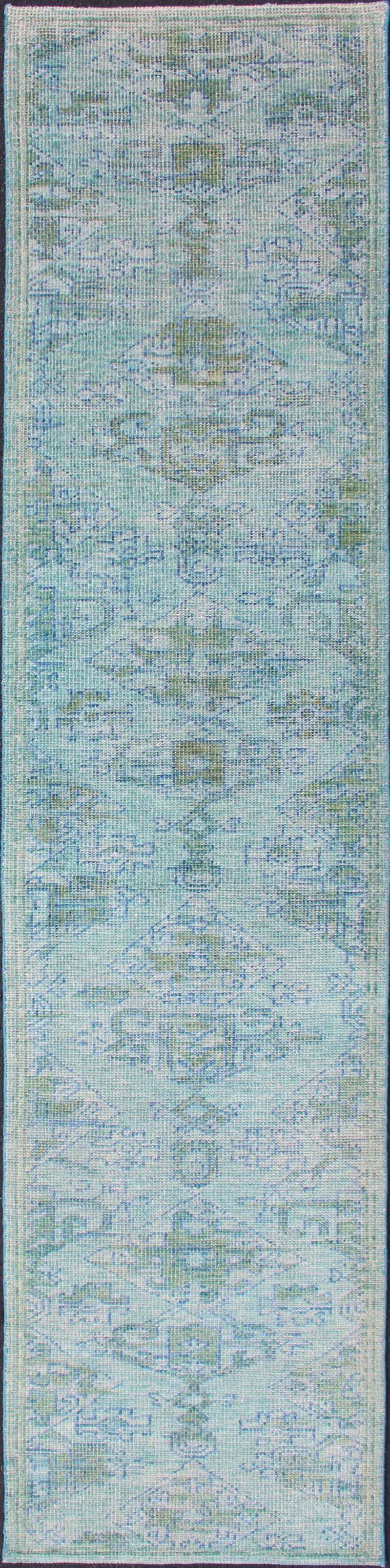 Runner Keivan Woven Arts dal design moderno Oushak in blu, verde e giallo verde in vendita 1